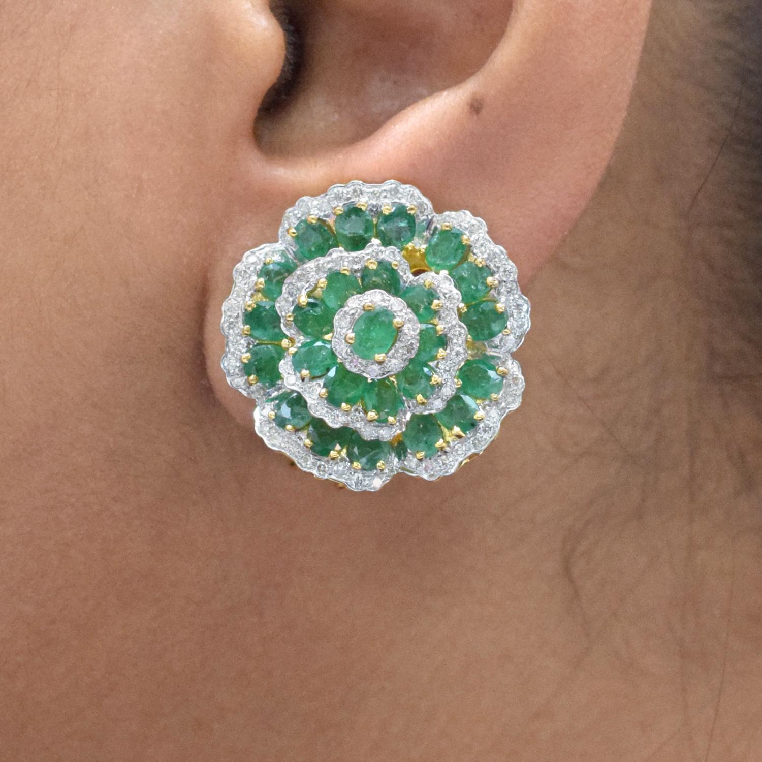 Emerald Stud Earrings with Diamond in 18Karat Gold In New Condition For Sale In jaipur, IN
