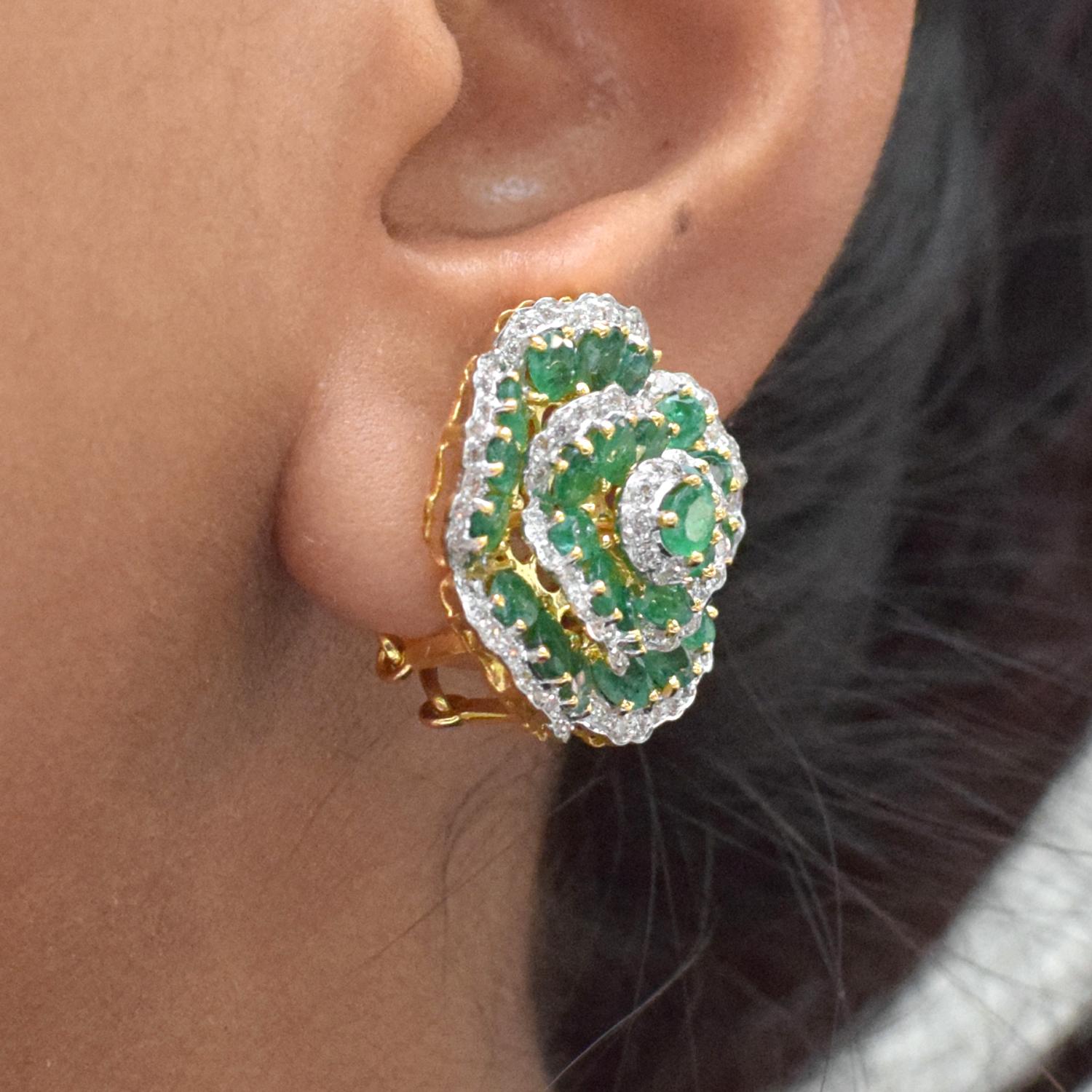 Women's or Men's Emerald Stud Earrings with Diamond in 18Karat Gold For Sale