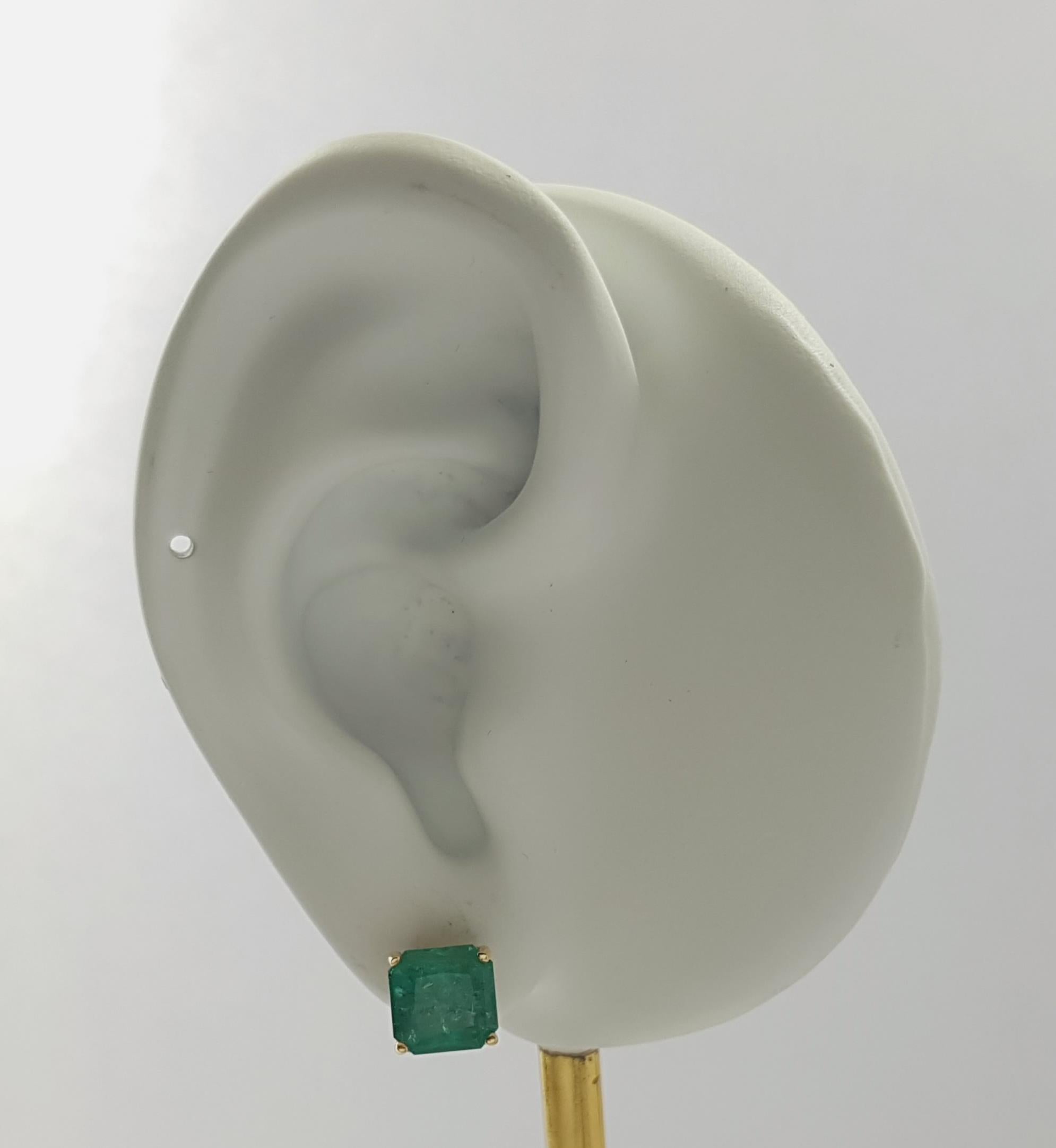 Orecchini con smeraldo da 3,44 carati e diamante da 1,15 carati con montatura in oro 18 carati/oro bianco

Larghezza: 1.2 cm 
Lunghezza: 1.2 cm
Peso totale: 6.97 grammi


