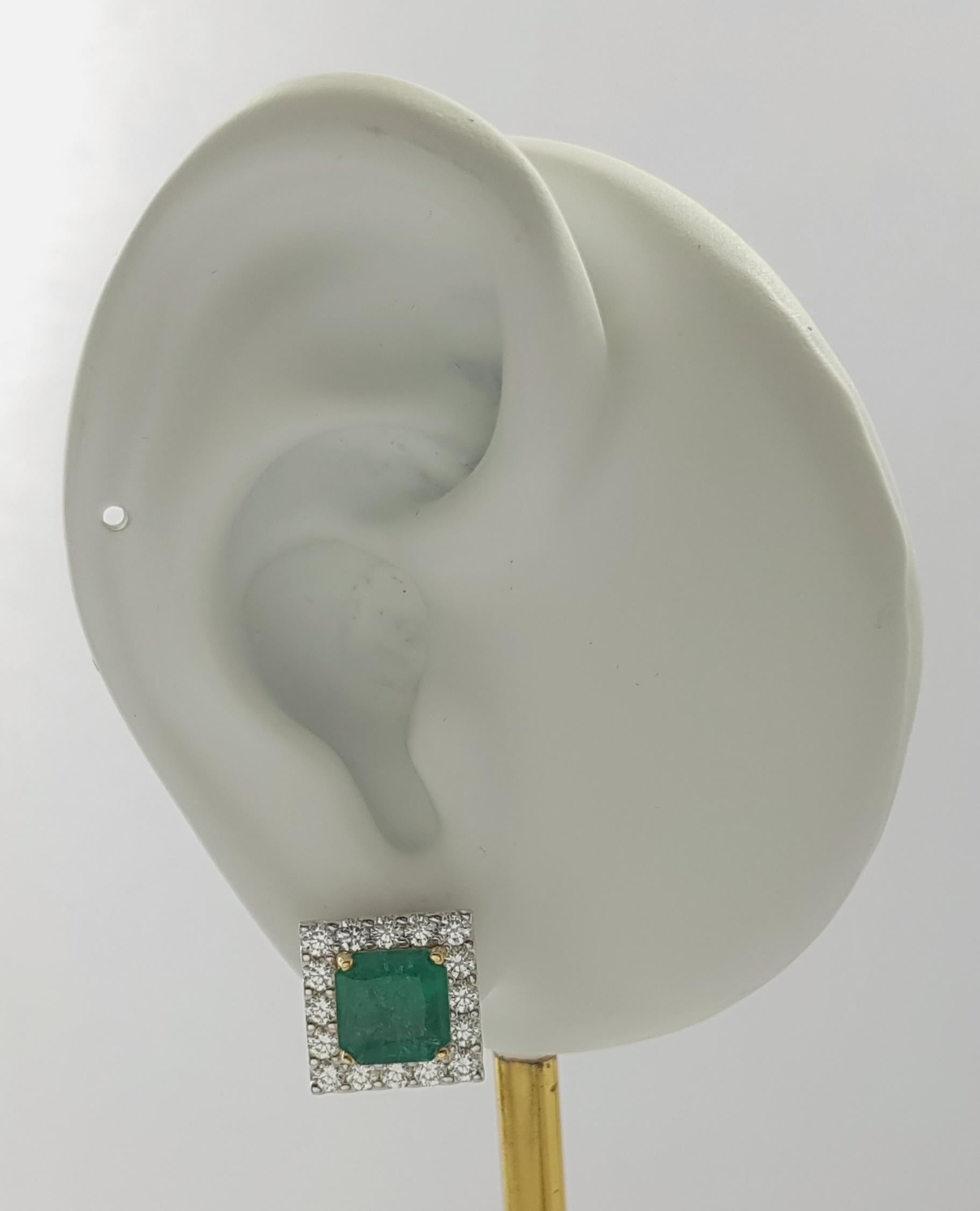 Contemporaneo Orecchini a perno con smeraldo e diamante con montatura in oro 18 carati/oro bianco in vendita