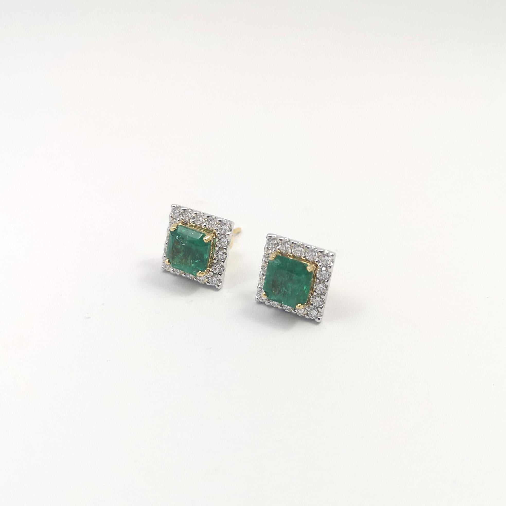 Orecchini a perno con smeraldo e diamante con montatura in oro 18 carati/oro bianco In condizioni Nuovo in vendita a Bangkok, TH