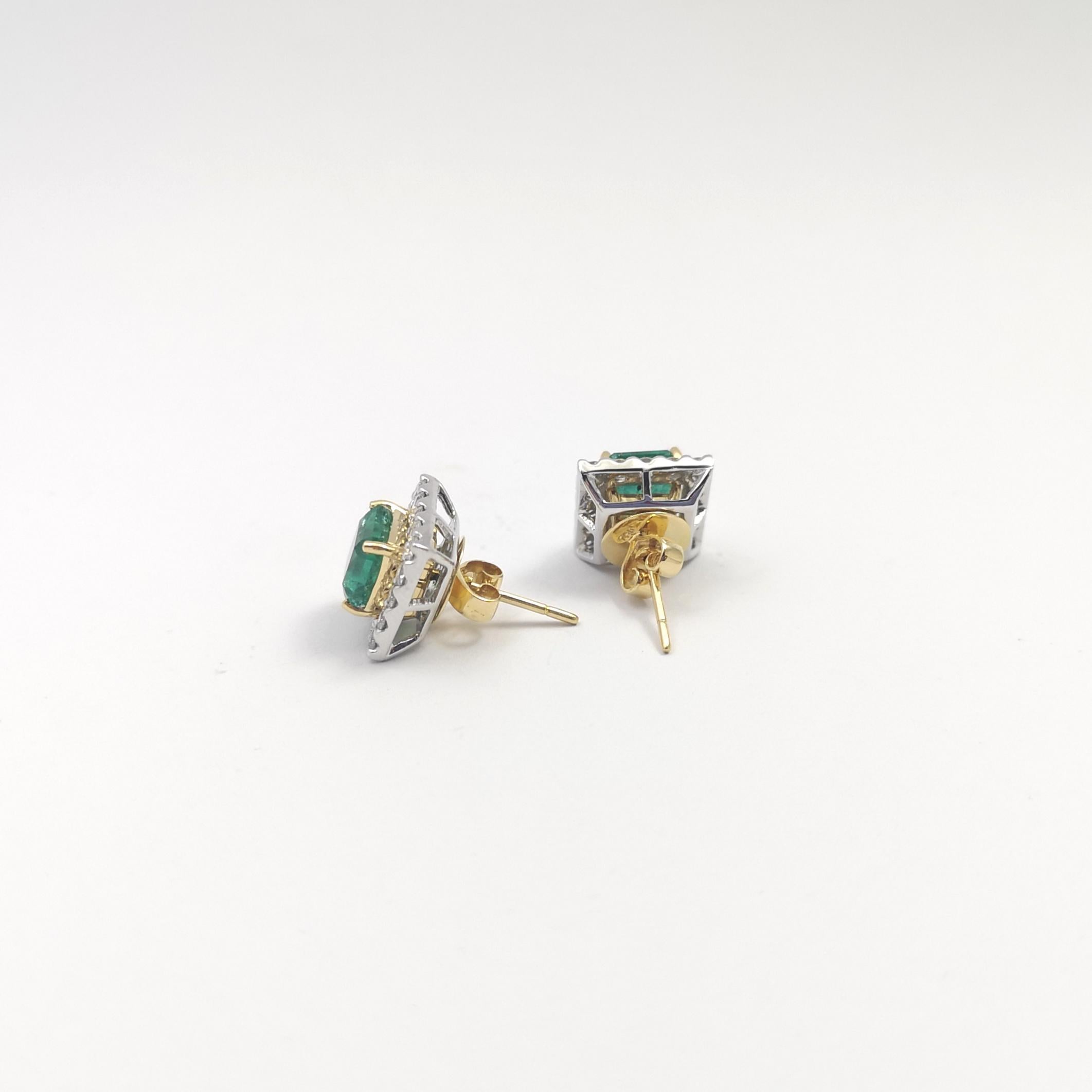 Orecchini a perno con smeraldo e diamante con montatura in oro 18 carati/oro bianco in vendita 2
