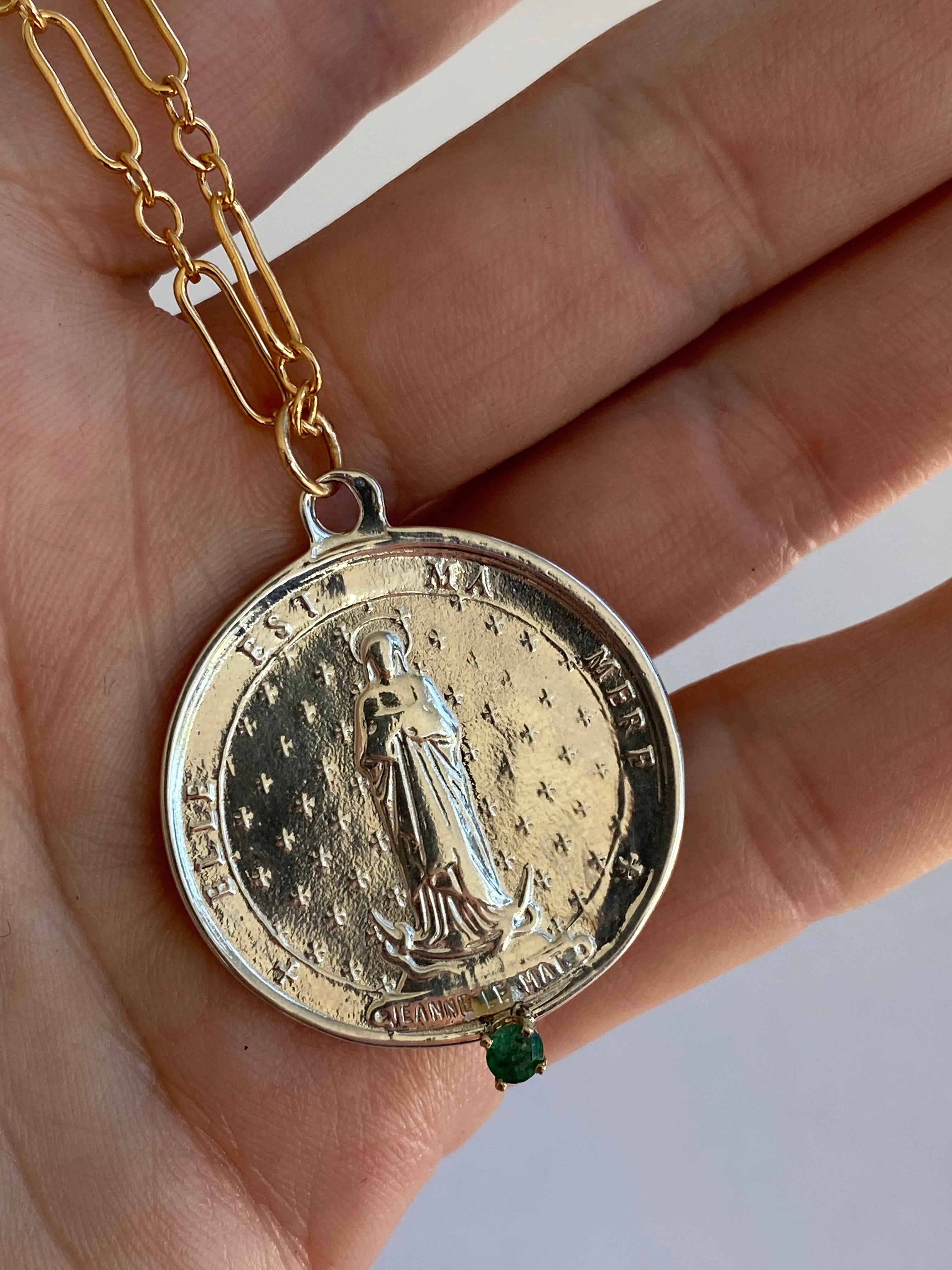 Médaille en argent cloutée émeraude Longue chaîne Saint J Dauphin en vente 3