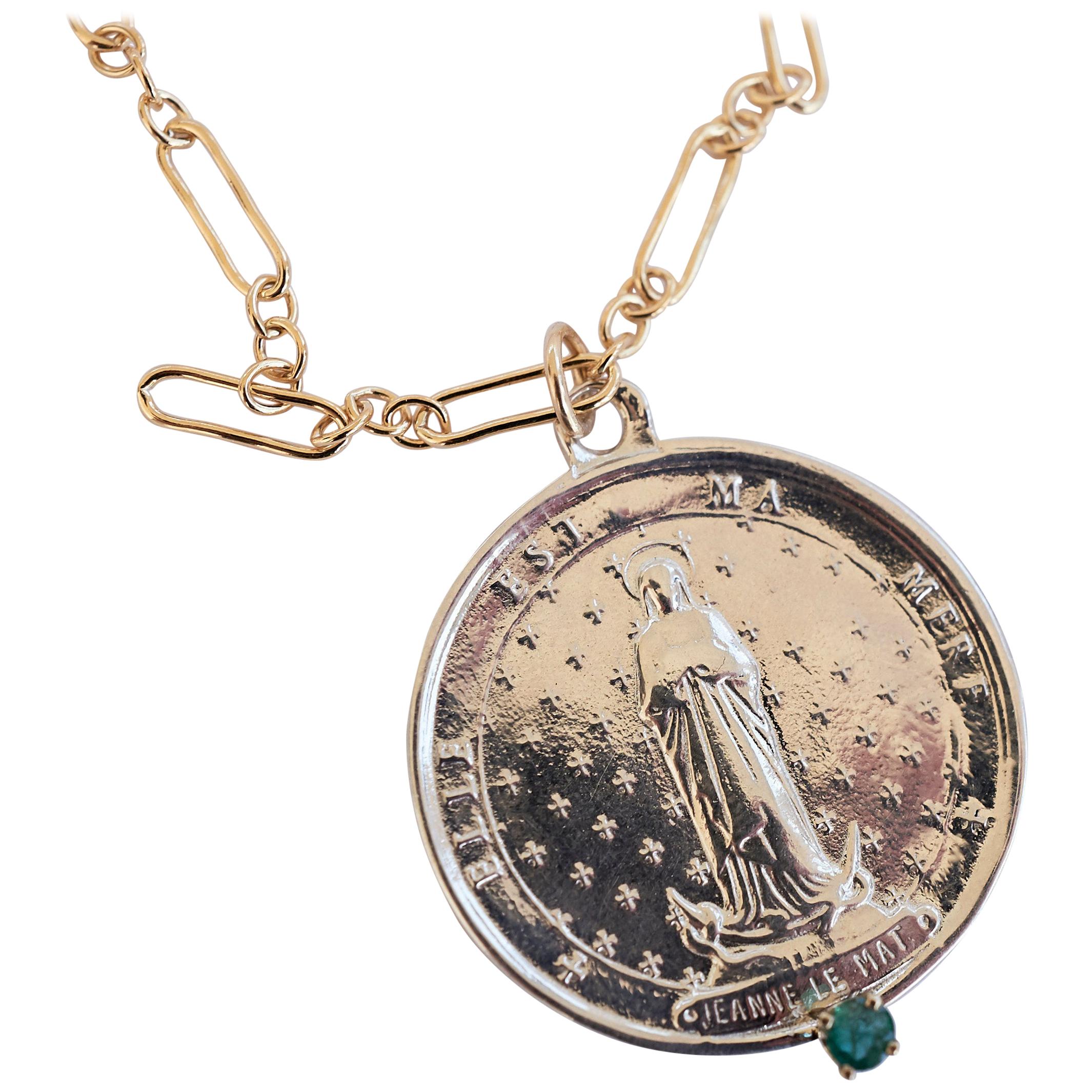 Médaille en argent cloutée émeraude Longue chaîne Saint J Dauphin en vente