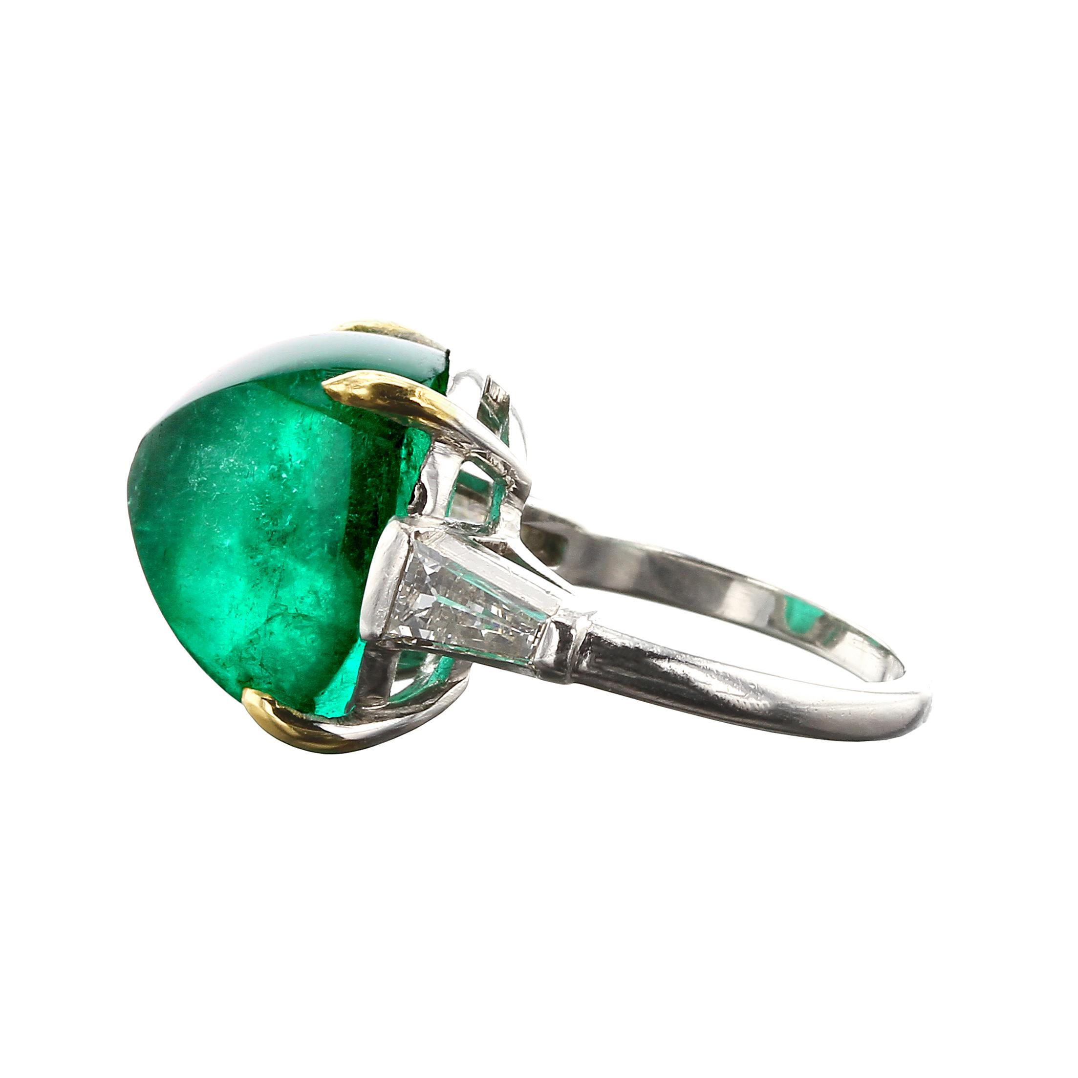 Ein schöner grüner Smaragd Zuckerhut Cabochon und Diamant-Ring, in 18kt Gelbgold und Platin montiert. Der Smaragd wiegt 15,60 Karat und ist mit ca. 0,75 bis 1,00 ct. trapezförmigen Diamanten besetzt, die als H-Farbe und VS2-Klarheit geschätzt werden.