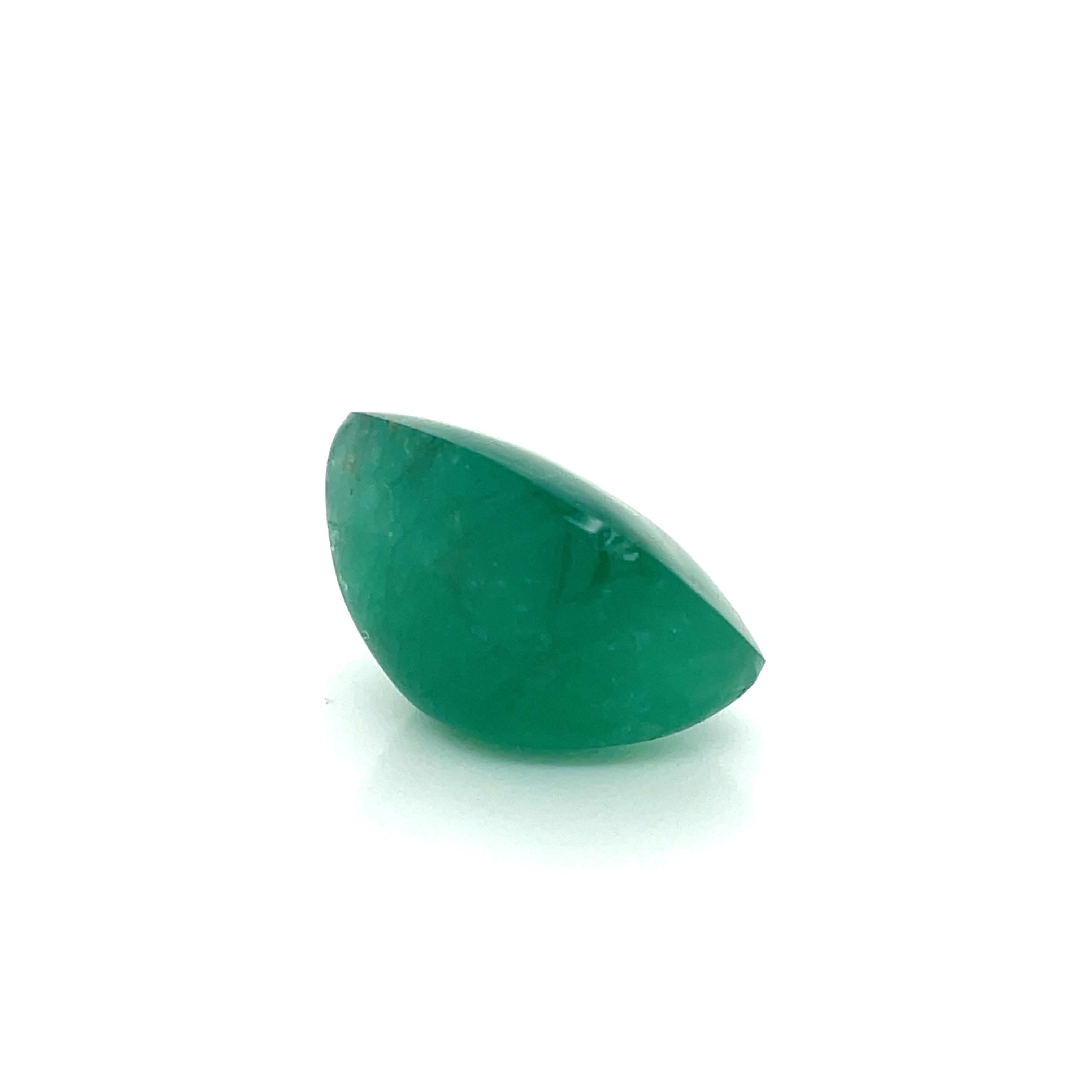 Questo magnifico smeraldo Sugarloaf Cabochon, del peso di 41,11 carati, è un raro tesoro estratto dalle ricche riserve di gemme della Colombia, rinomata per la produzione di alcuni dei migliori smeraldi del mondo. 

Con dimensioni di 18,17 x 23,46 x