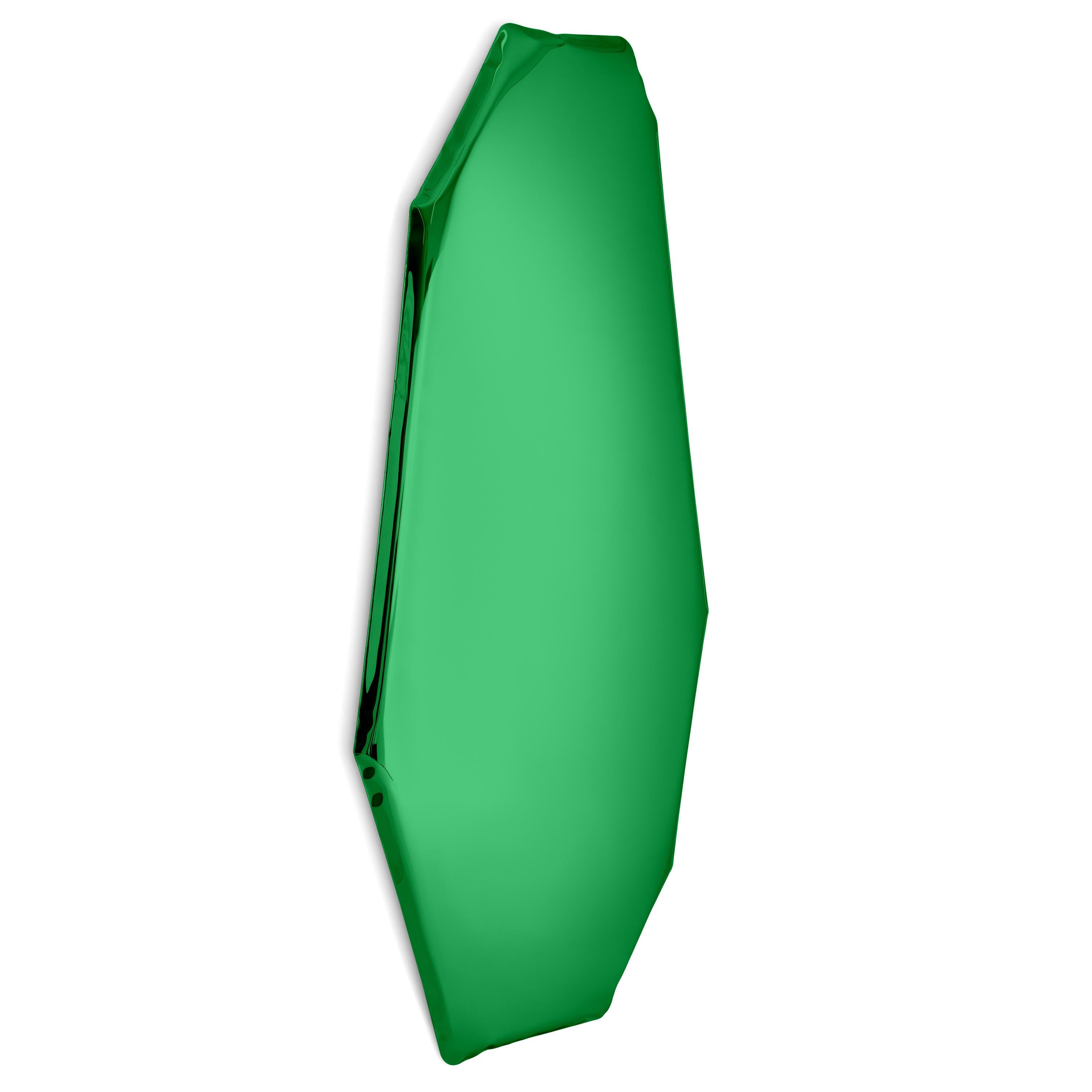 Miroir mural sculptural Emerald C1 de Zieta
Dimensions : D 6 x L 99 x H 225 cm 
Matériau : Acier inoxydable. 
Finition : Emeraude.
Disponible en finitions : Acier inoxydable, Deep Space Blue, Emerald, Saphire, Saphire/Emerald, Dark Matter et Red