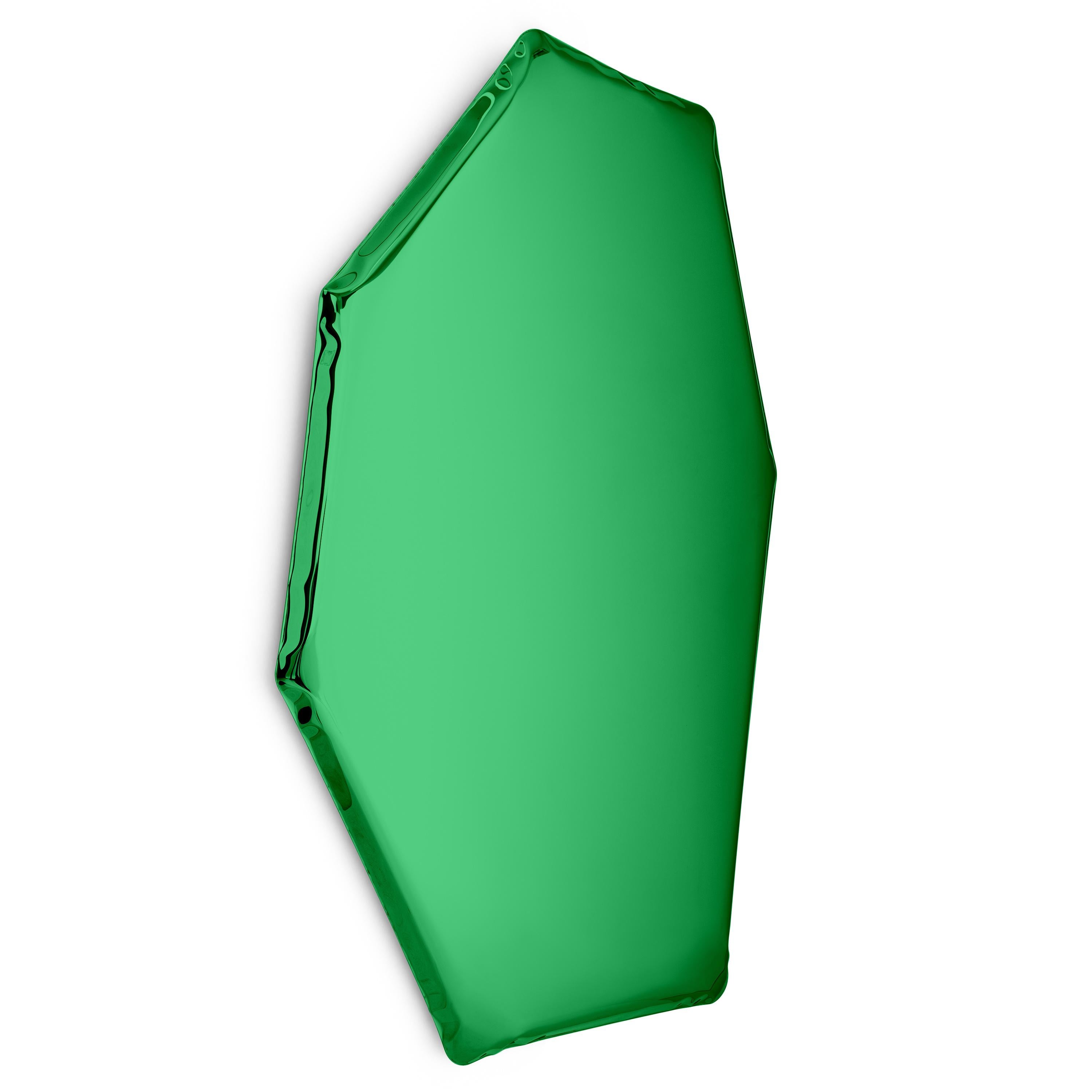 Miroir mural sculptural Emerald C2 de Zieta
Dimensions : D 6 x L 94 x H 149 cm 
Matériau : Acier inoxydable. 
Finition : Emeraude.
Disponible dans les finitions suivantes : acier inoxydable, bleu espace profond, émeraude, saphir, saphir/émeraude,
