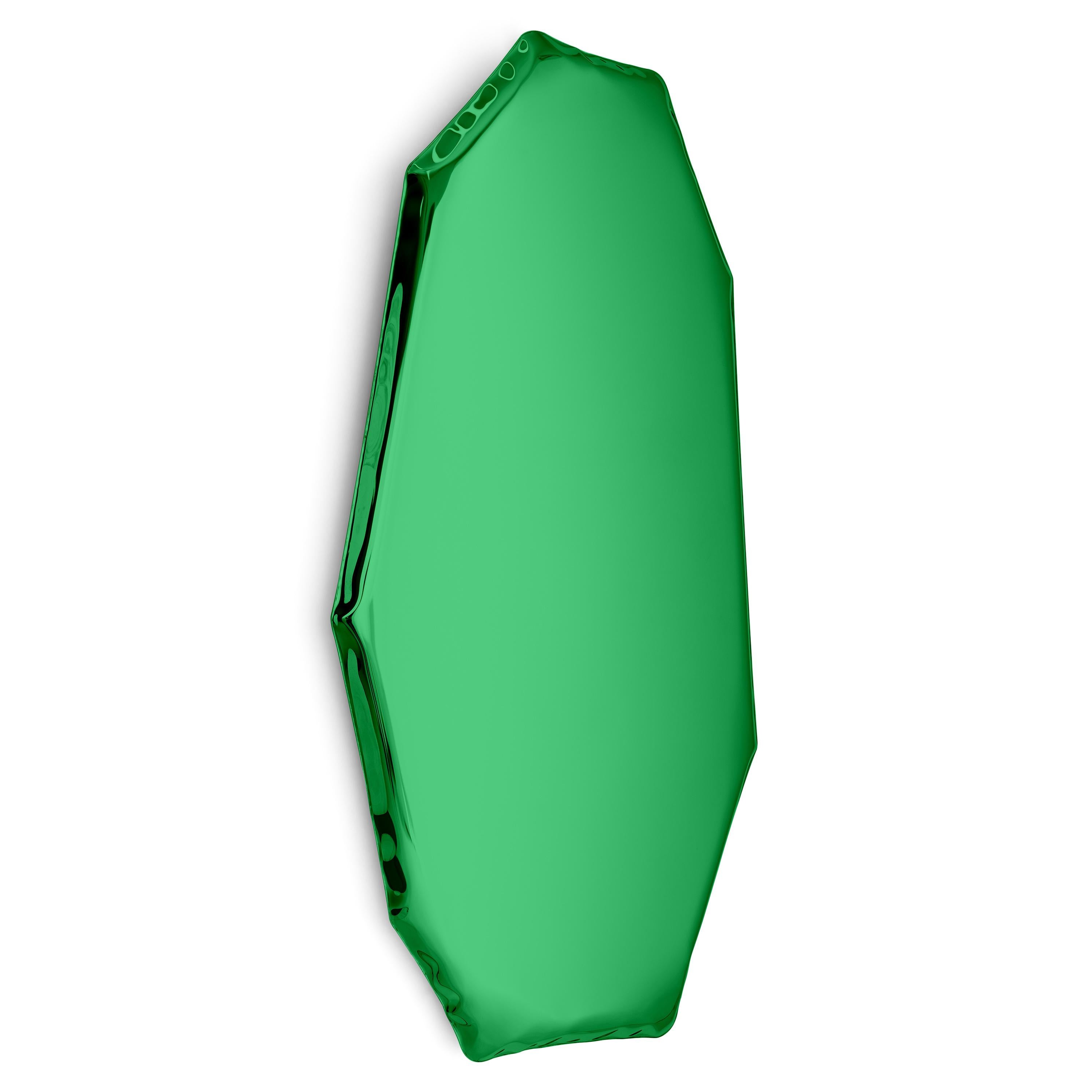 Specchio da parete scultoreo Emerald C3 di Zieta
Dimensioni: P 6 x L 67 x H 124 cm 
Materiale: Acciaio inossidabile. 
Finitura: Smeraldo.
Disponibile nelle finiture: acciaio inossidabile, blu profondo, smeraldo, zaffiro, zaffiro/smeraldo, materia