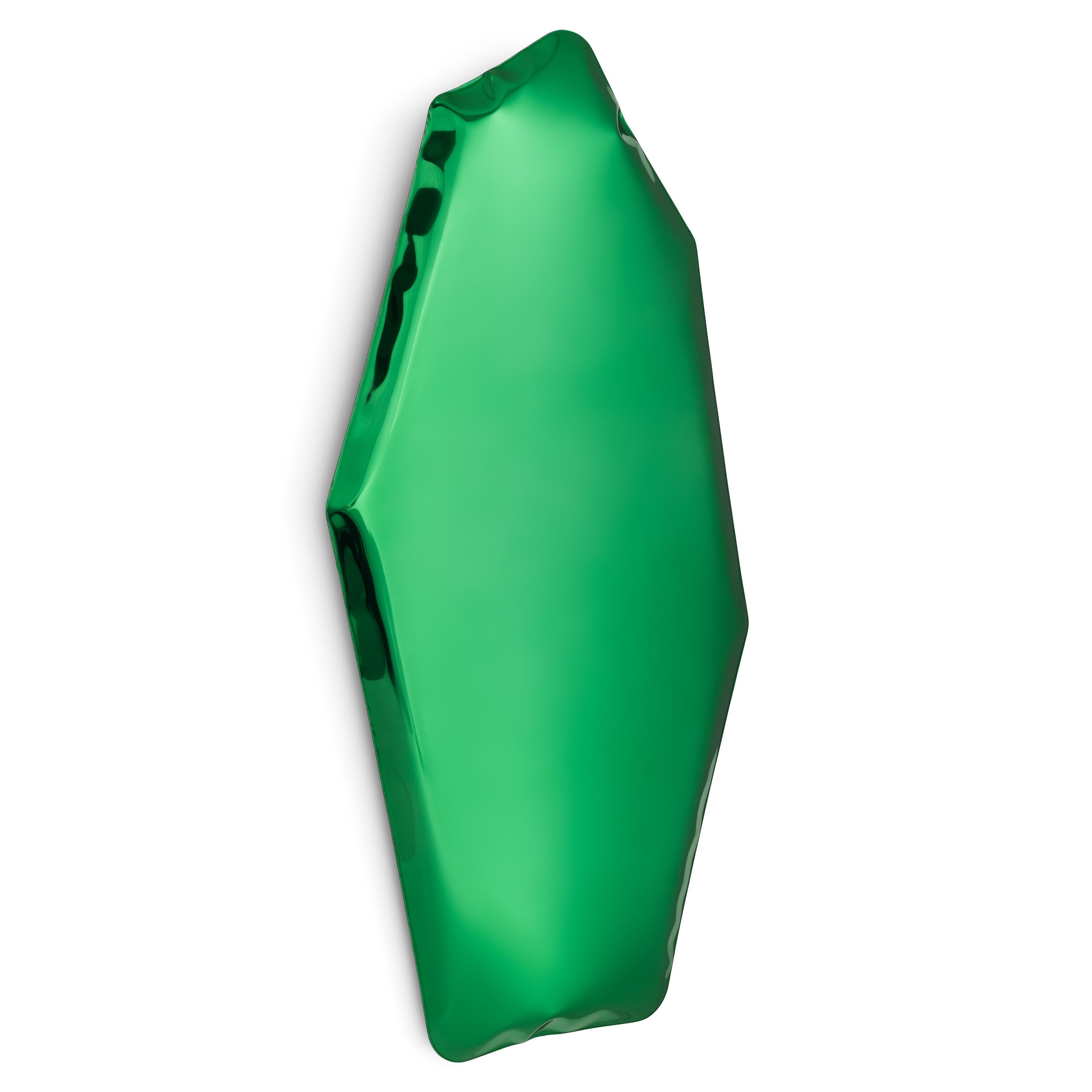 Miroir mural sculptural Emerald C4 de Zieta
Dimensions : D 6 x L 50 x H 100 cm 
Matériau : Acier inoxydable. 
Finition : Emeraude. 
Disponible en finitions : Acier inoxydable, Deep Space Blue, Emerald, Saphire, Saphire/Emerald, Dark Matter et Red