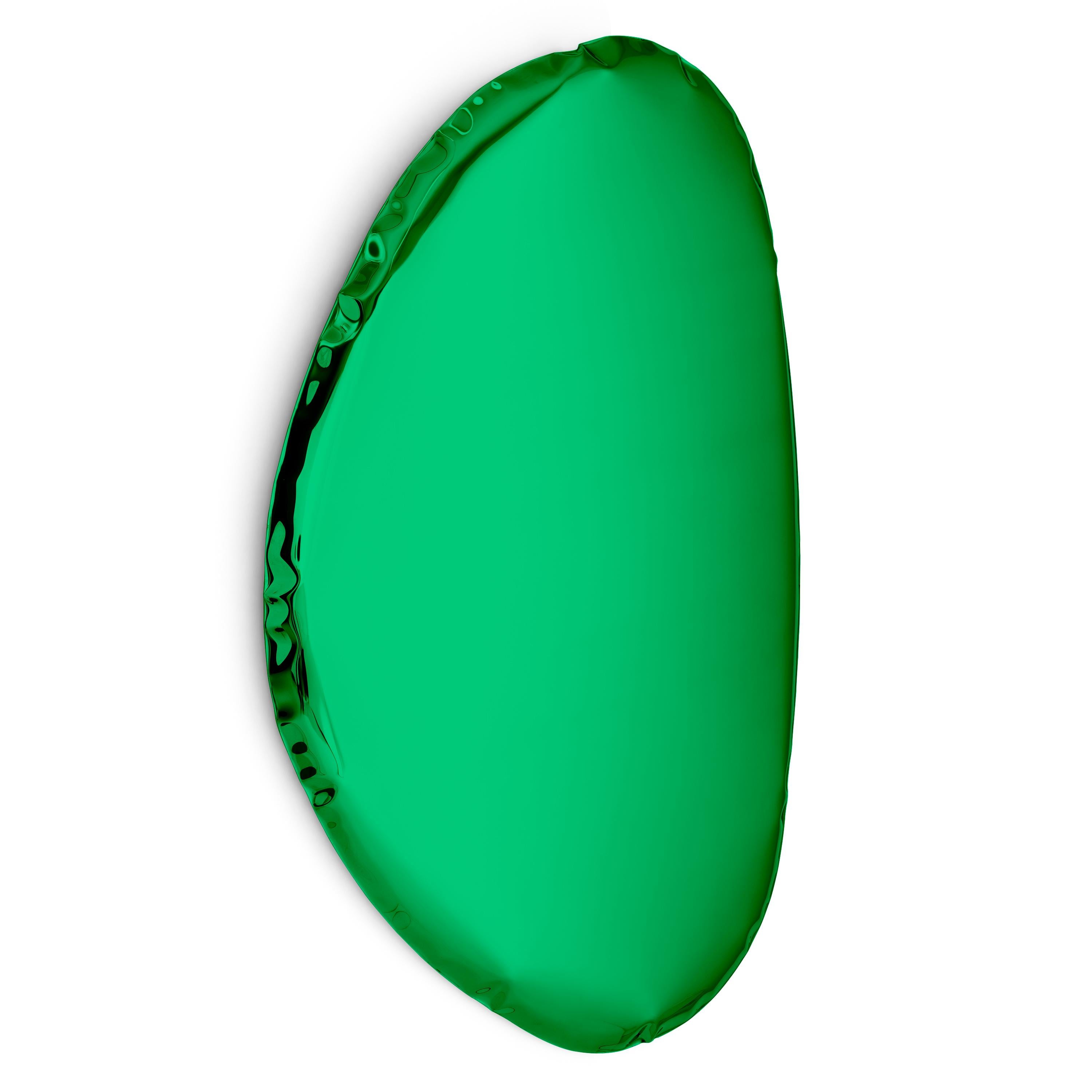 Smaragdfarbener Wandspiegel Tafla O3 von Zieta
Abmessungen: T 6 x B 79 x H 124 cm 
MATERIAL: Rostfreier Stahl.
Ausführung: Smaragdgrün.
Verfügbare Ausführungen: Edelstahl, weiß matt, Saphir/Smaragd, Saphir, Smaragd, tiefes Weltraumblau, dunkle
