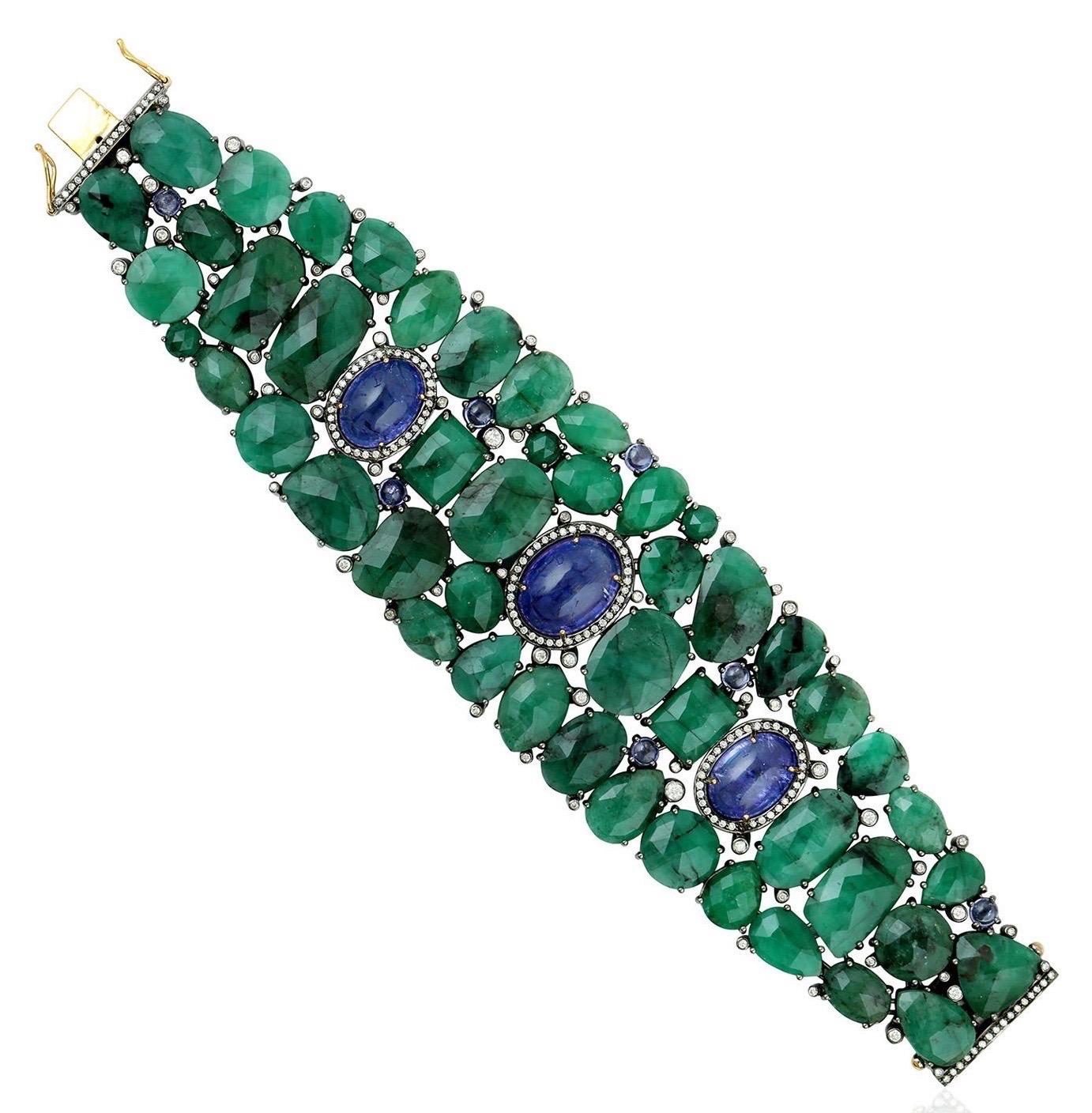 Un superbe bracelet fait à la main en or 18 carats et en argent sterling. Il est serti de 123,16 carats d'émeraude, de 30,81 carats de tanzanite et de 1,74 carats de diamants étincelants. Fermeture à crochet

SUIVRE  La vitrine de MEGHNA JEWELS pour