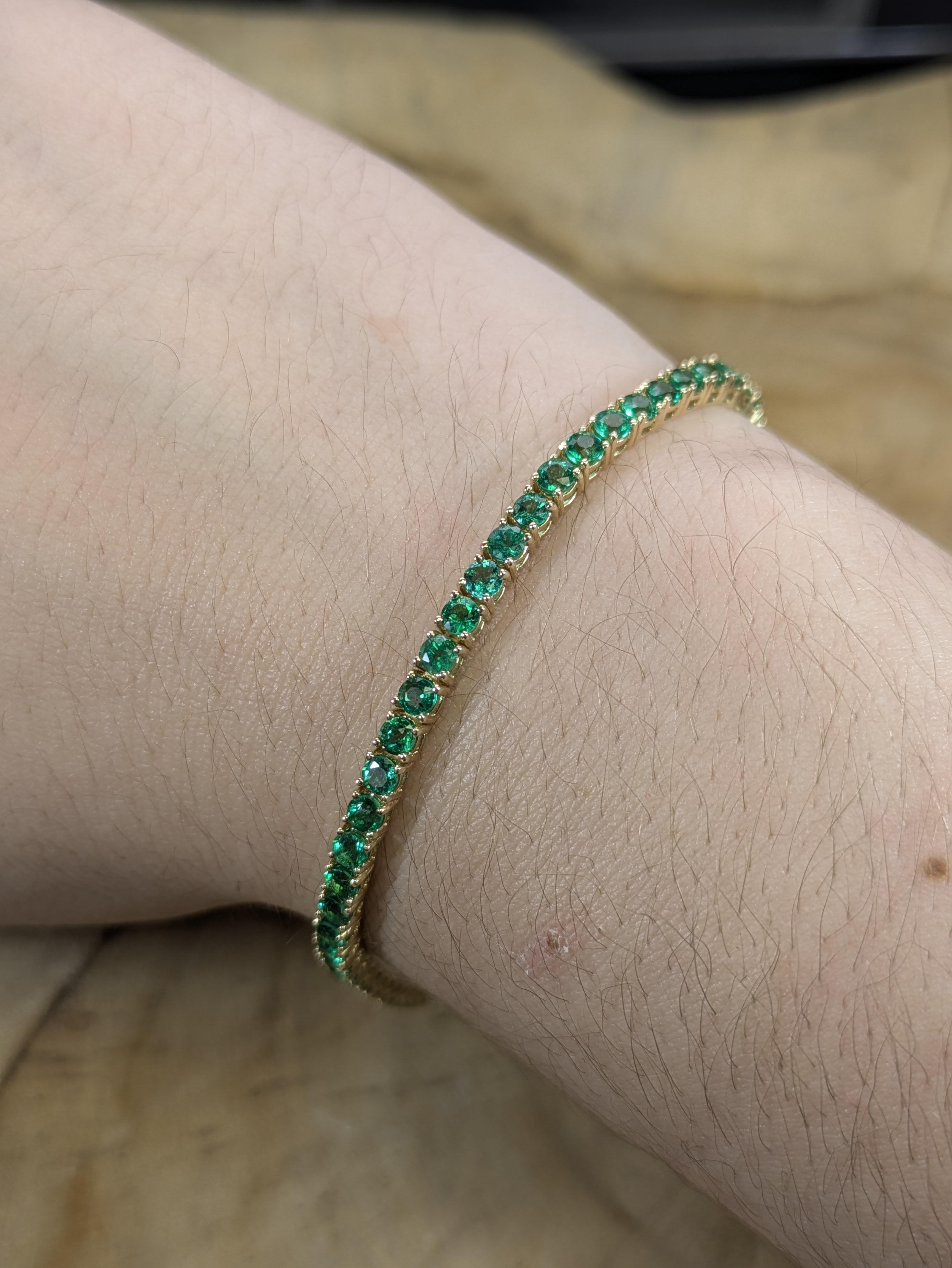 Elegante y refinada, esta pulsera de oro de 14k (7,1 g) incluye 64 esmeraldas redondas que suman un total de 4,01 quilates y miden 2,5 mm cada una. Con una dureza de 7,5-8 en la escala de Mohs, estas vibrantes gemas verdes ofrecen tanto belleza como