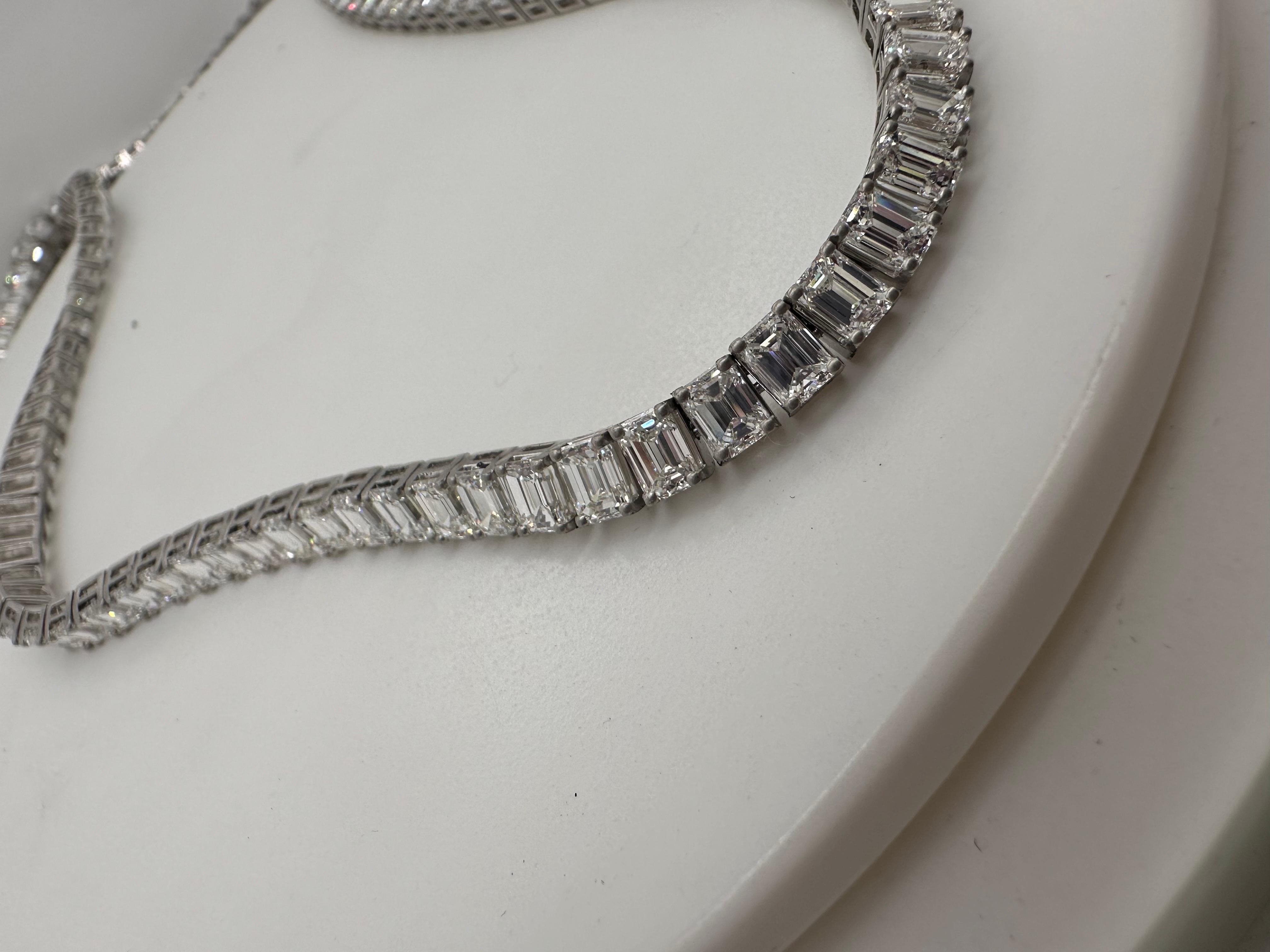 Emerald Tennis necklace 18kt gold exquisite In New Condition For Sale In Boca Raton, FL