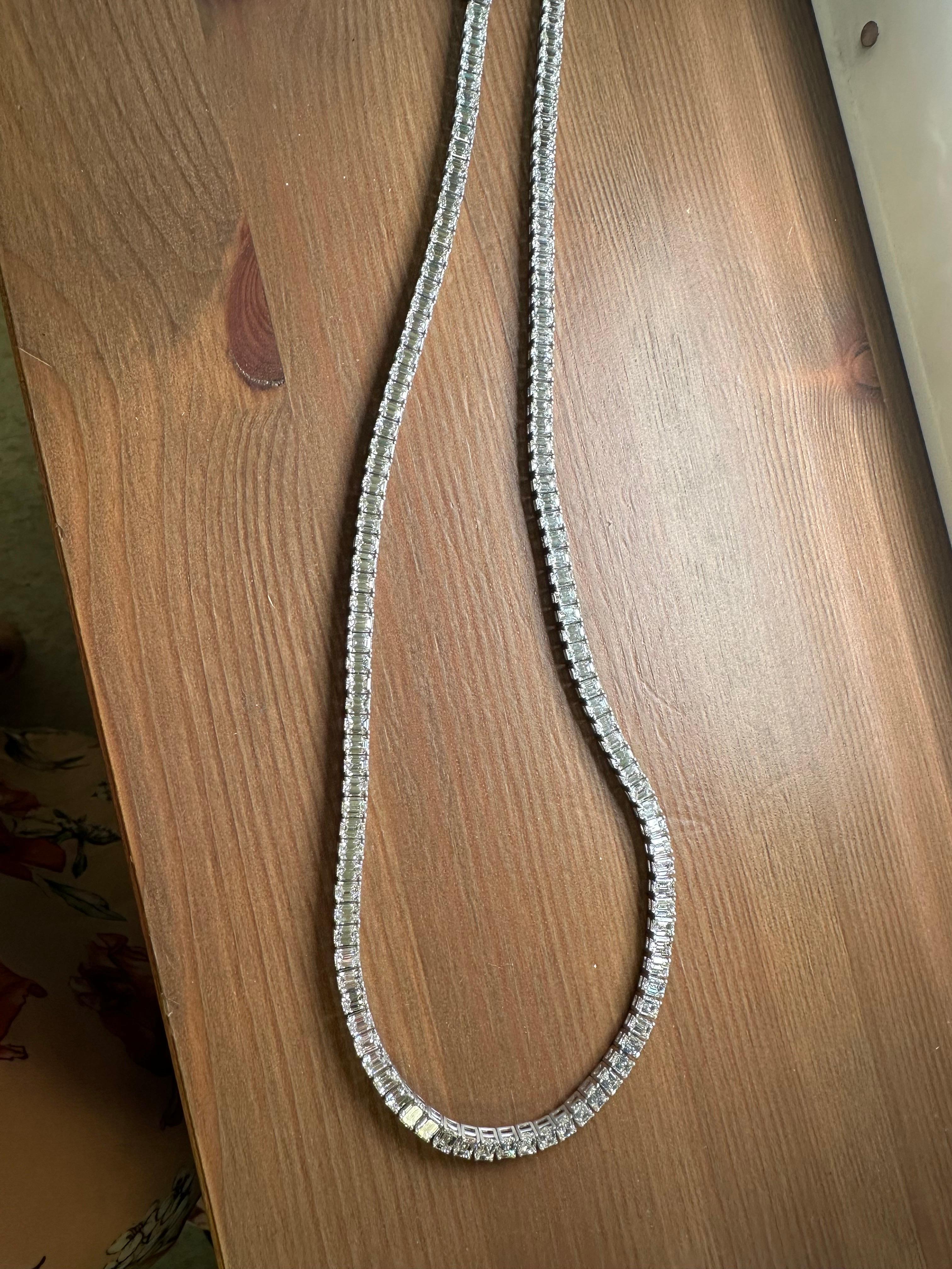 Emerald Tennis necklace 18kt gold exquisite For Sale 1