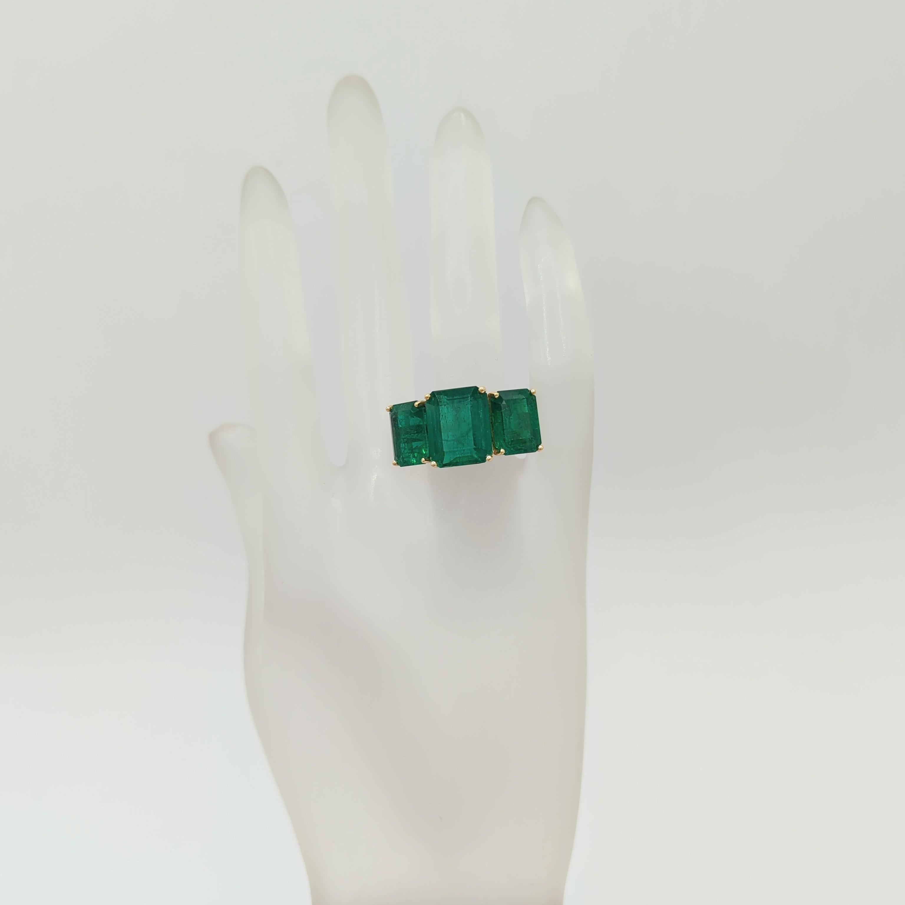 Emerald Three Stone Ring in 18K Yellow Gold In New Condition For Sale In Los Angeles, CA