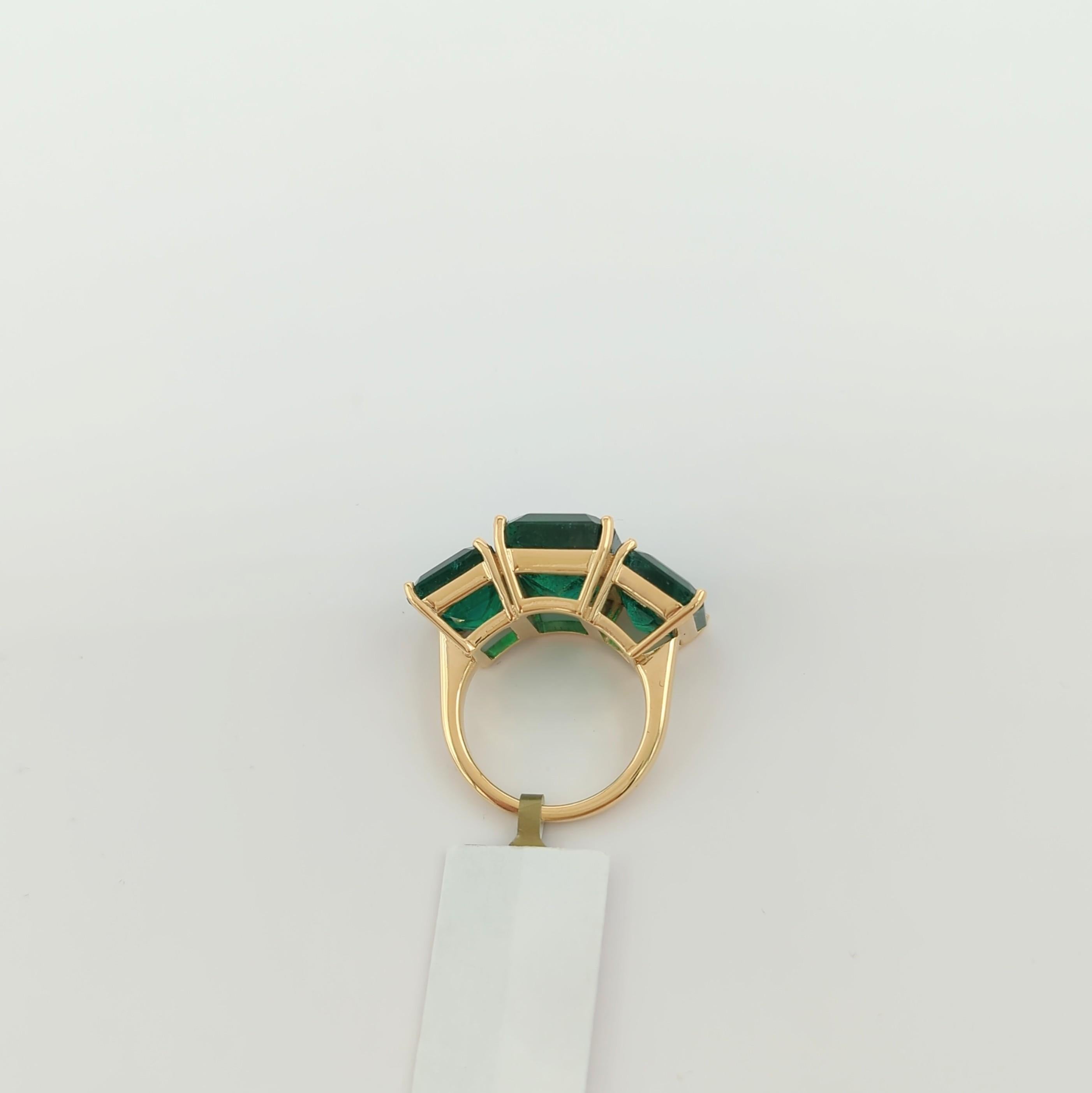 Women's or Men's Emerald Three Stone Ring in 18K Yellow Gold For Sale