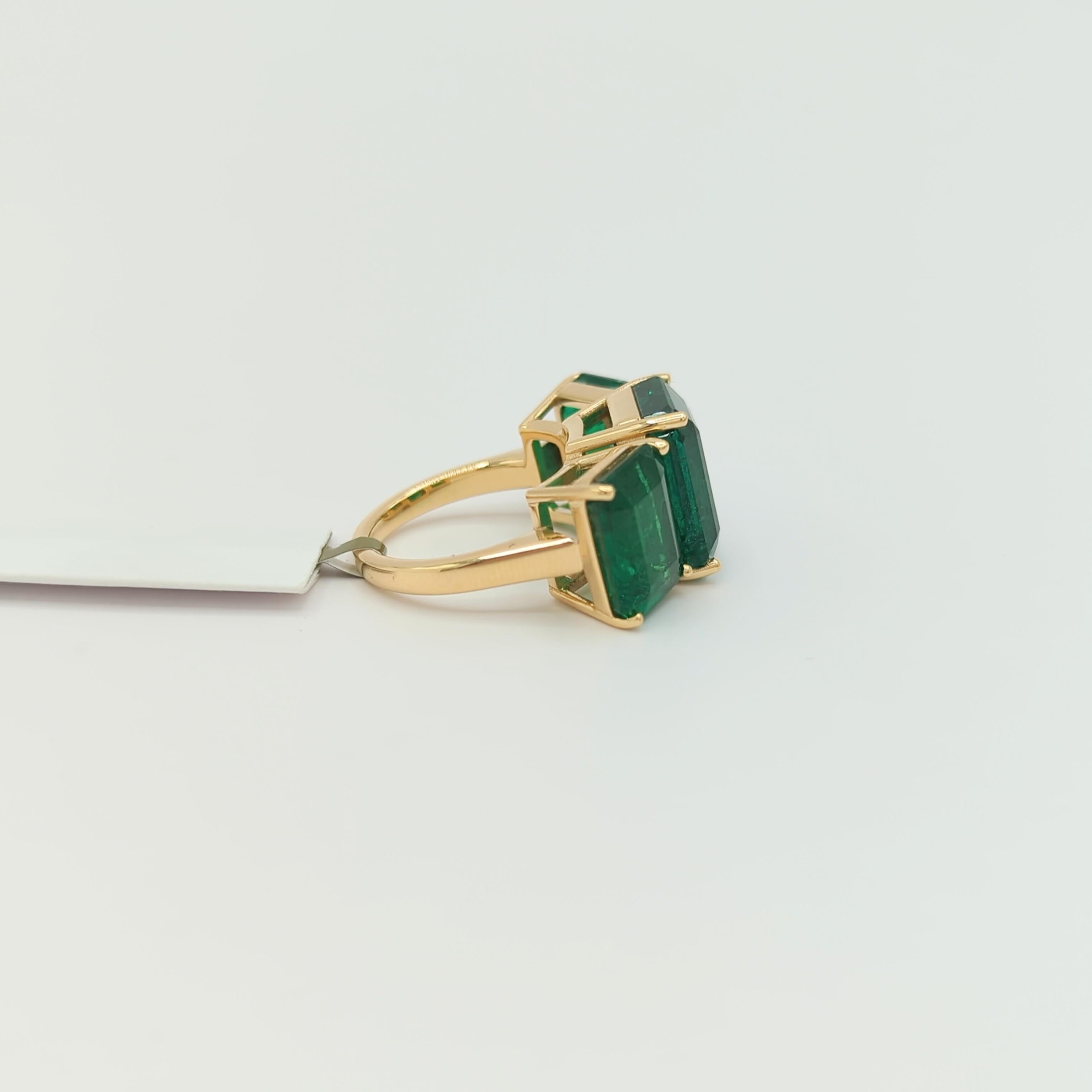 Emerald Three Stone Ring in 18K Yellow Gold For Sale 1