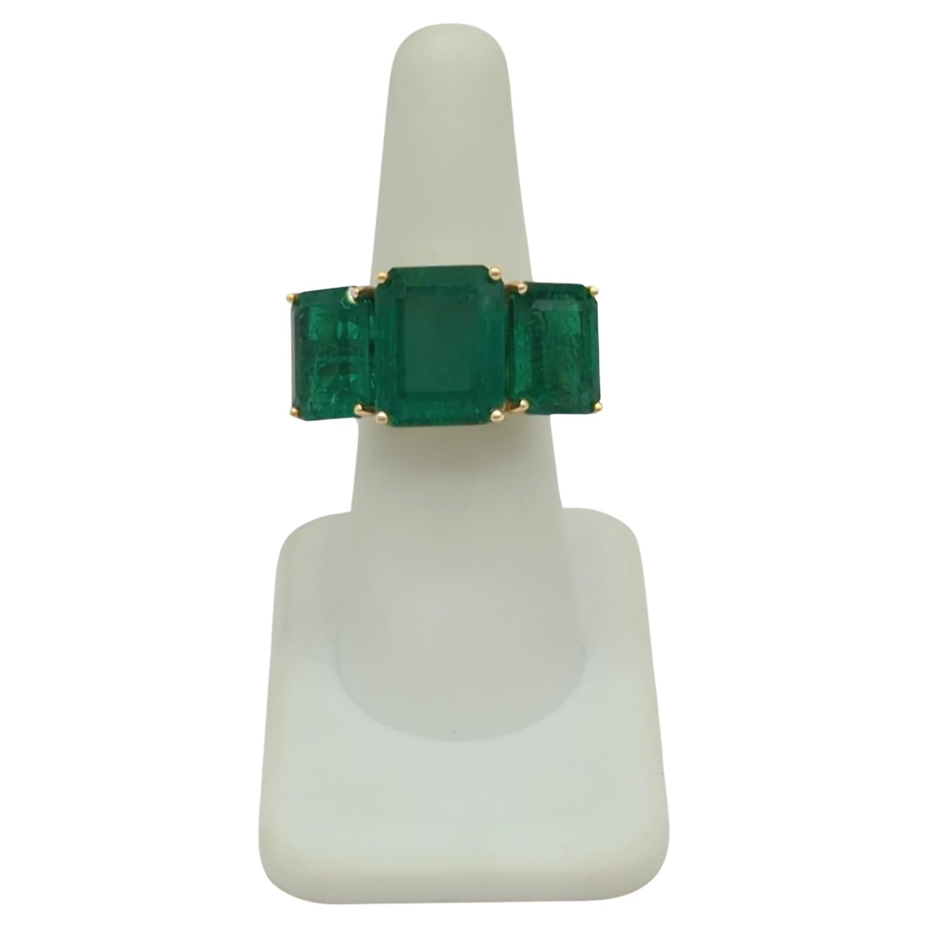 Emerald Three Stone Ring in 18K Yellow Gold For Sale