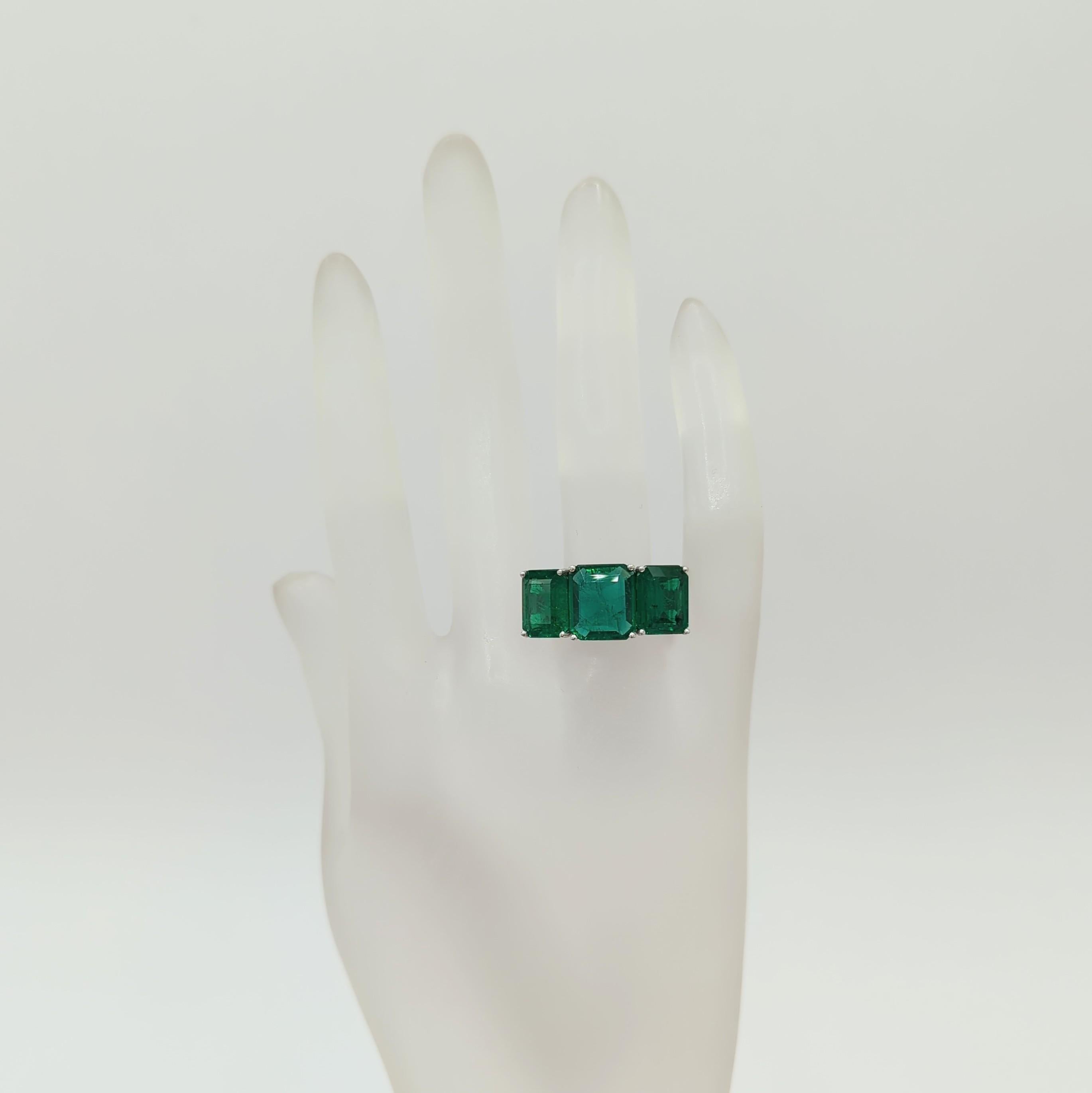 Emerald Three Stone Ring in Platinum In New Condition For Sale In Los Angeles, CA