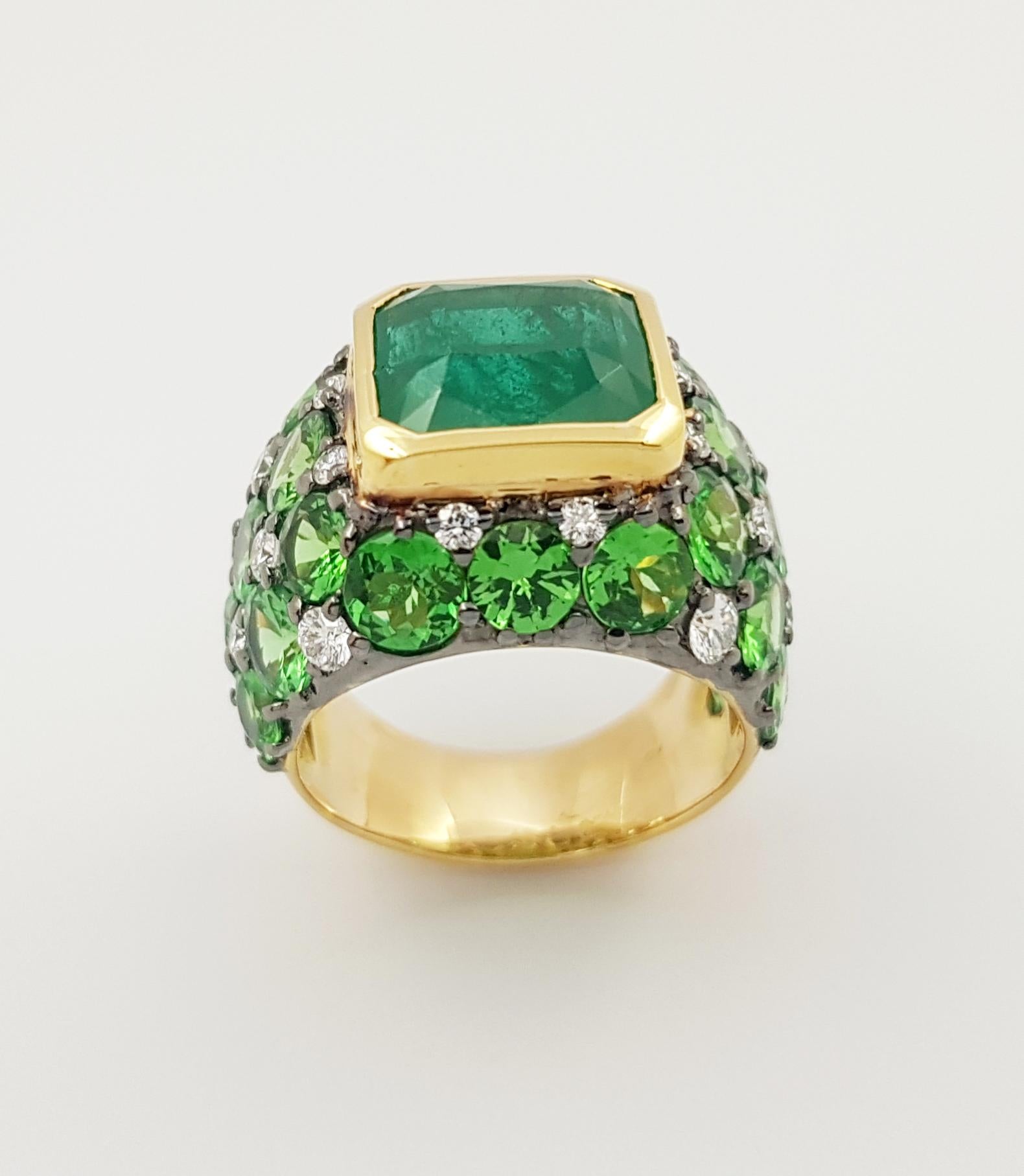 Emerald, Tsavorite and Diamond Ring Set in 18 Karat Gold Settings For Sale 5