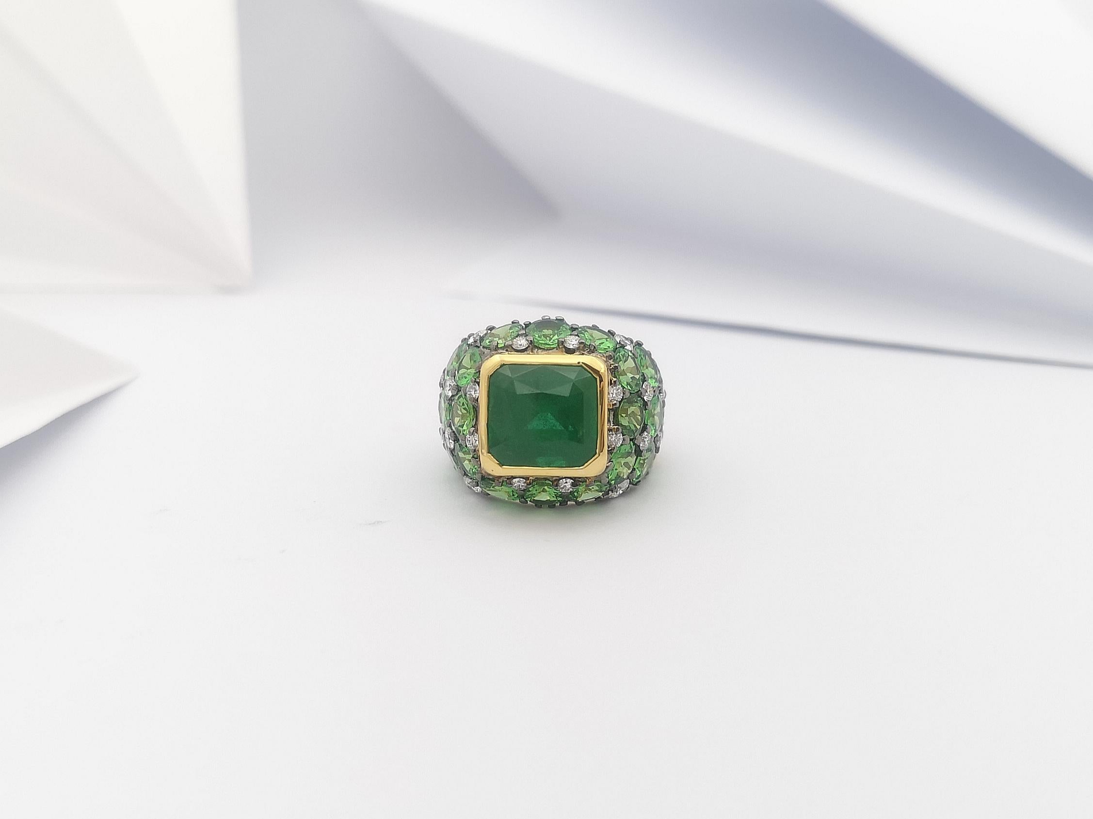 Emerald, Tsavorite and Diamond Ring Set in 18 Karat Gold Settings For Sale 6