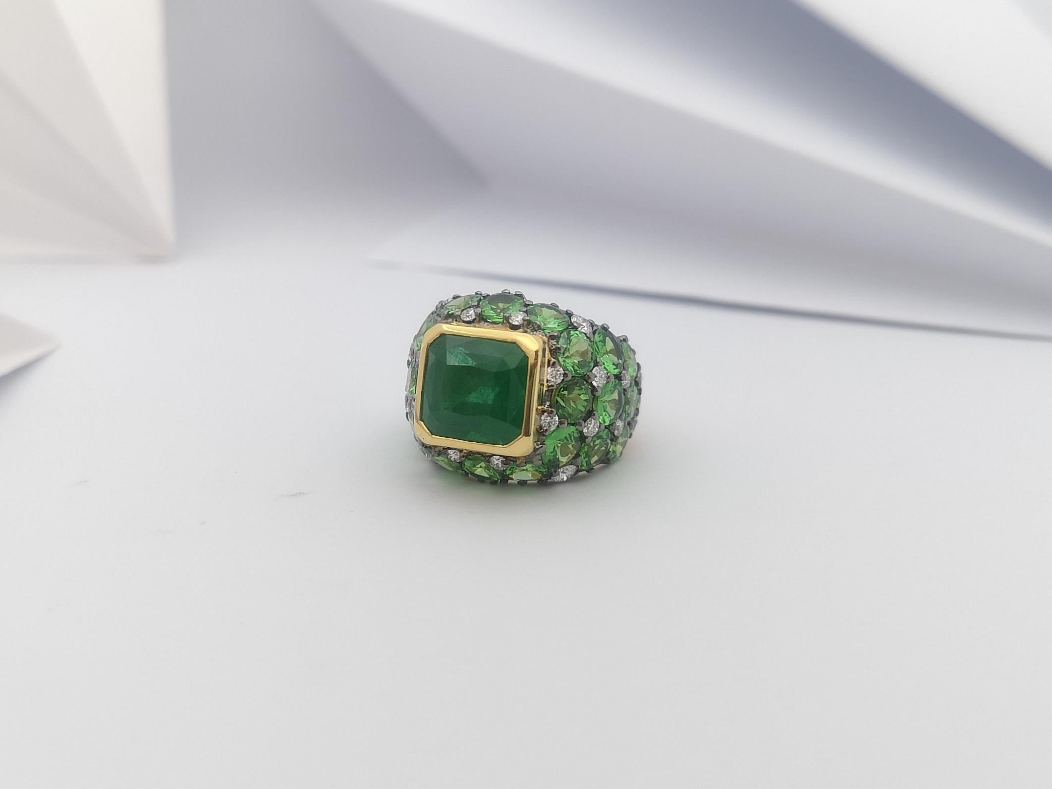 Emerald, Tsavorite and Diamond Ring Set in 18 Karat Gold Settings For Sale 7