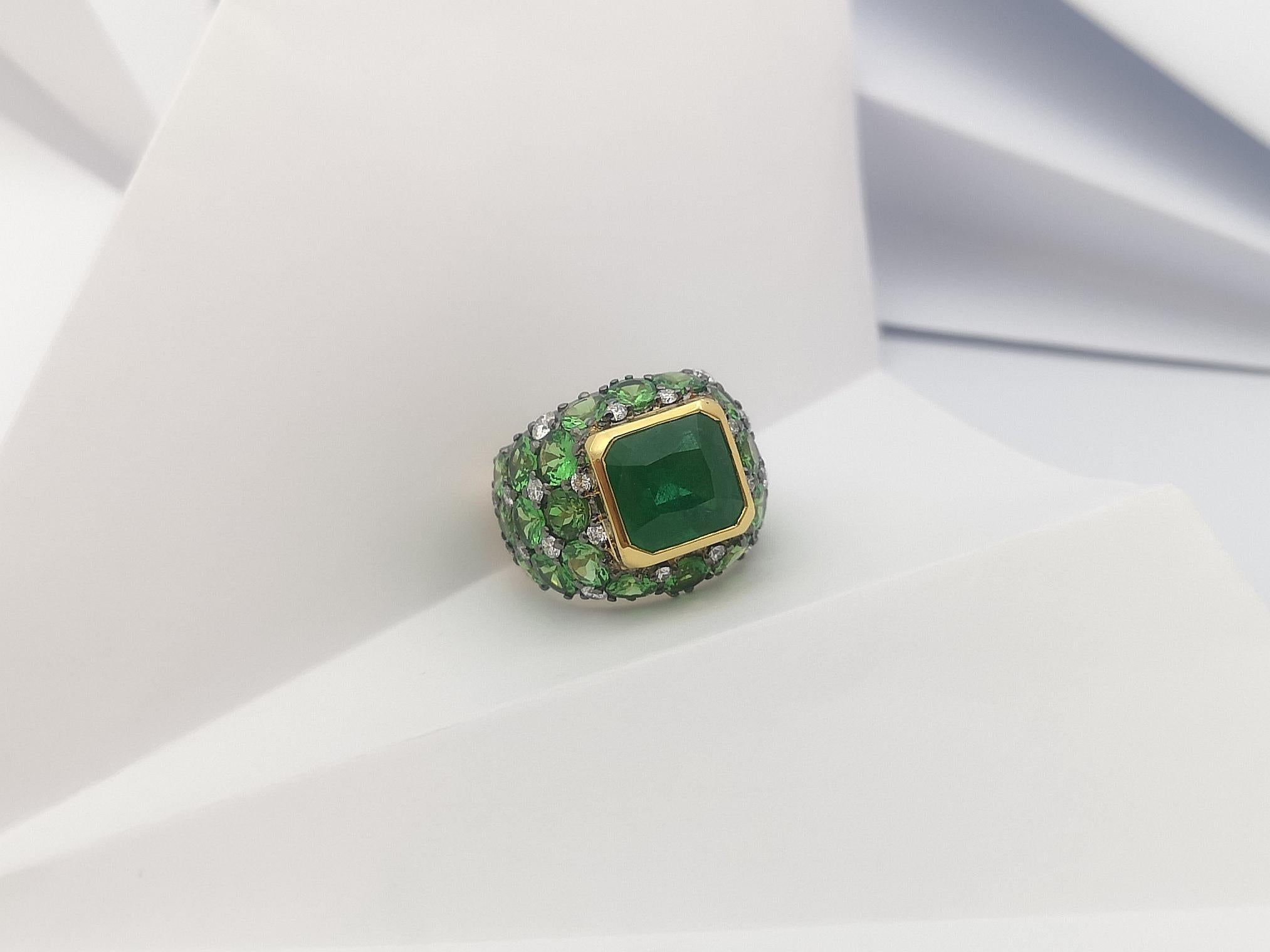 Emerald, Tsavorite and Diamond Ring Set in 18 Karat Gold Settings For Sale 9