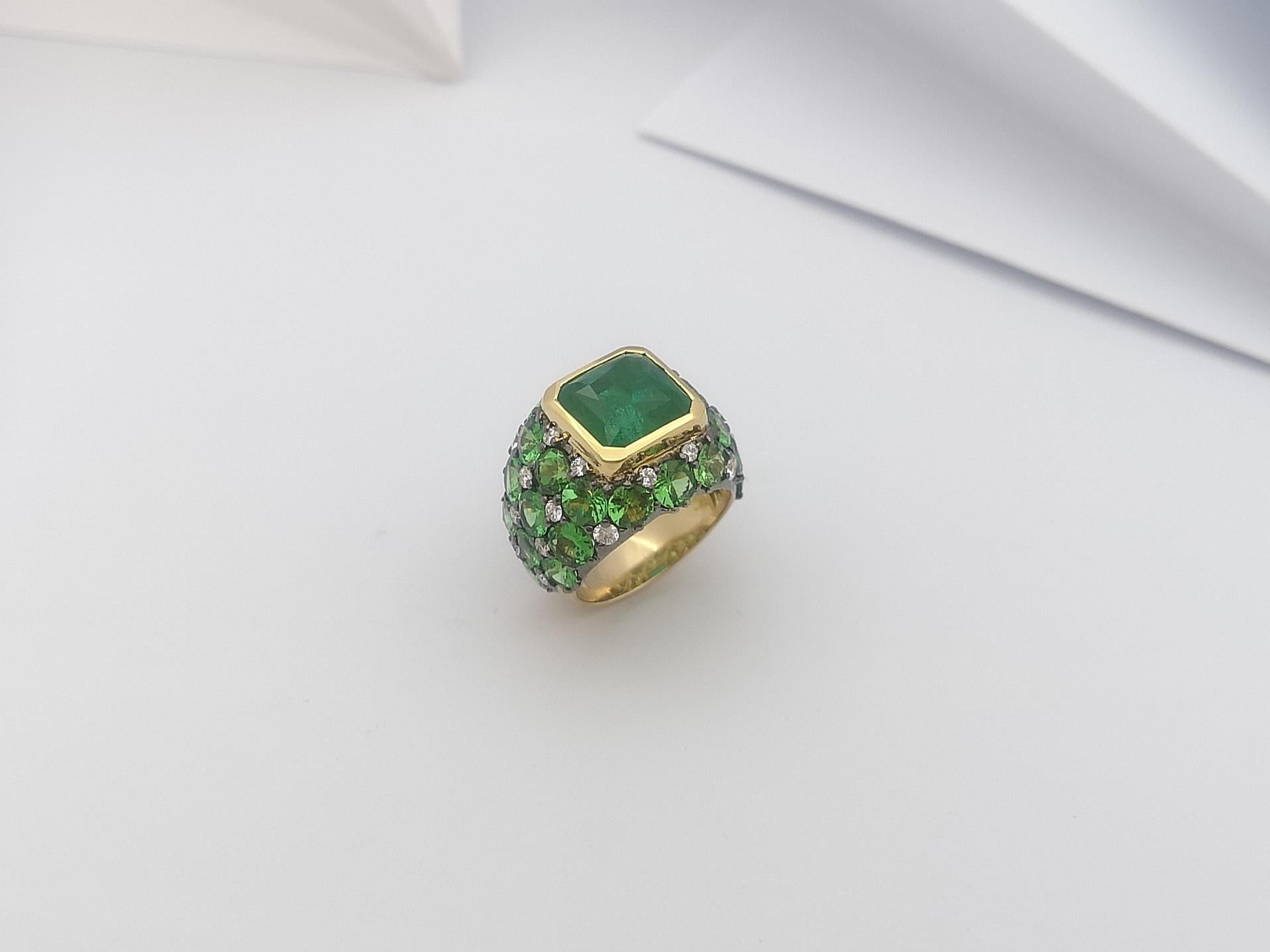 Emerald, Tsavorite and Diamond Ring Set in 18 Karat Gold Settings For Sale 12