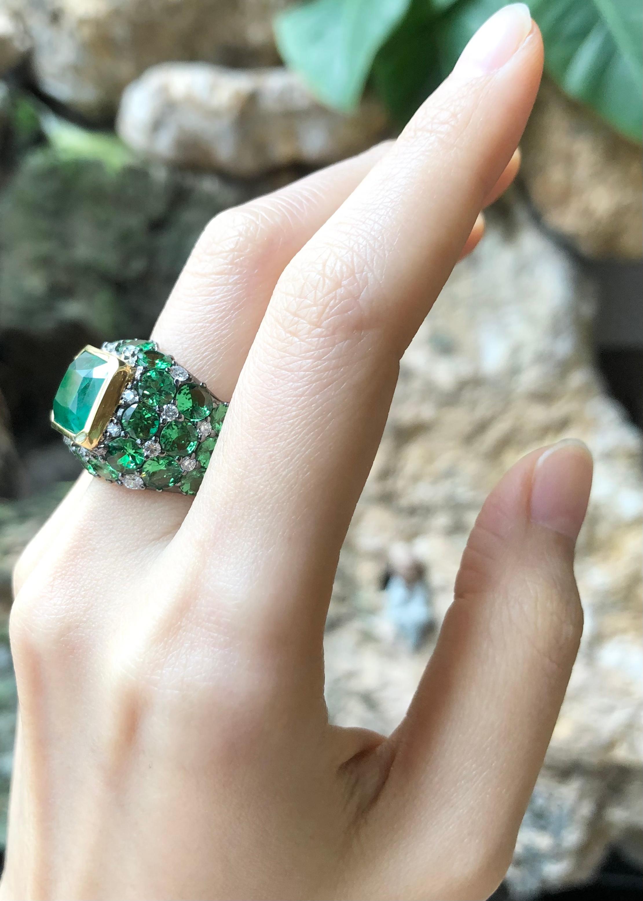 Contemporary Emerald, Tsavorite and Diamond Ring Set in 18 Karat Gold Settings For Sale