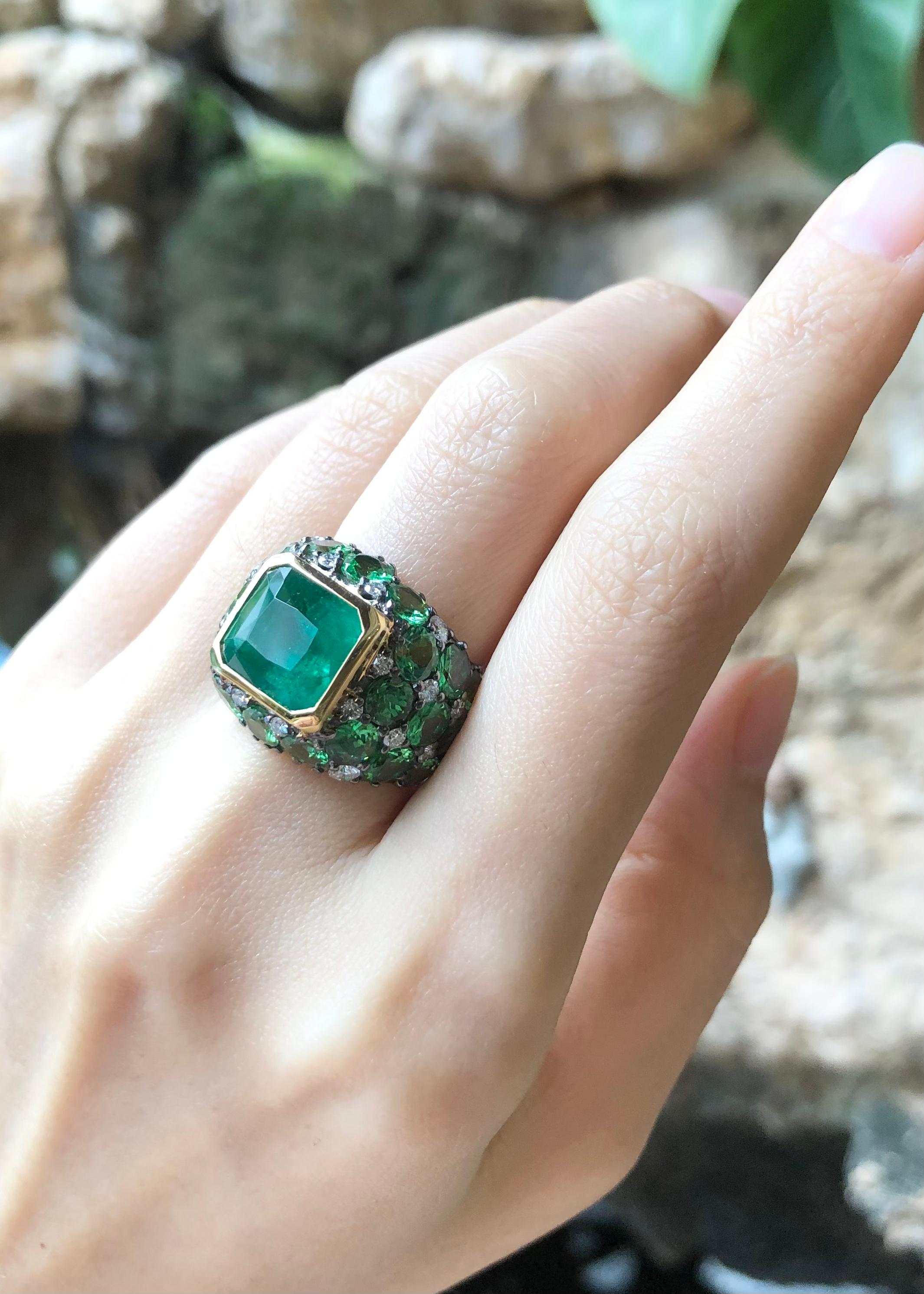 Emerald, Tsavorite and Diamond Ring Set in 18 Karat Gold Settings In New Condition For Sale In Bangkok, TH