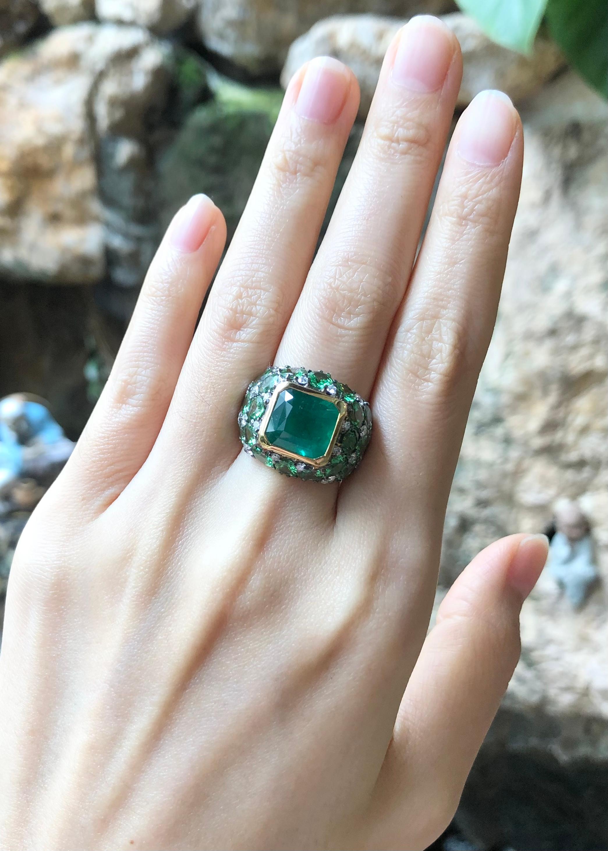 Emerald, Tsavorite and Diamond Ring Set in 18 Karat Gold Settings For Sale 1