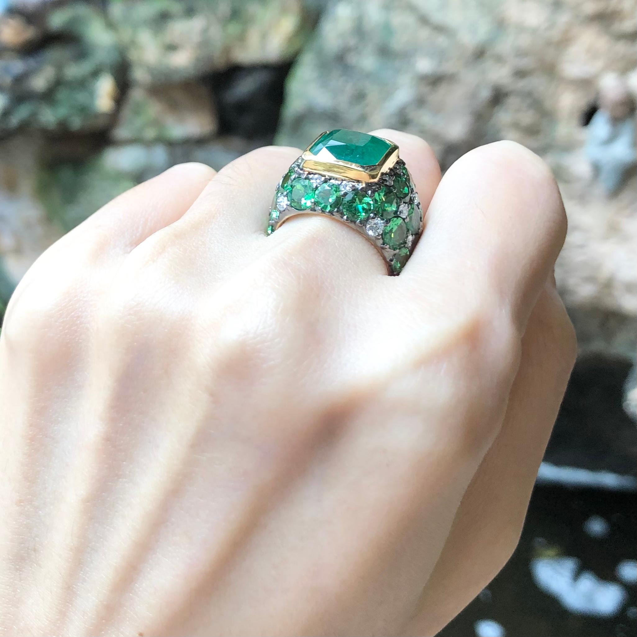 Emerald, Tsavorite and Diamond Ring Set in 18 Karat Gold Settings For Sale 2