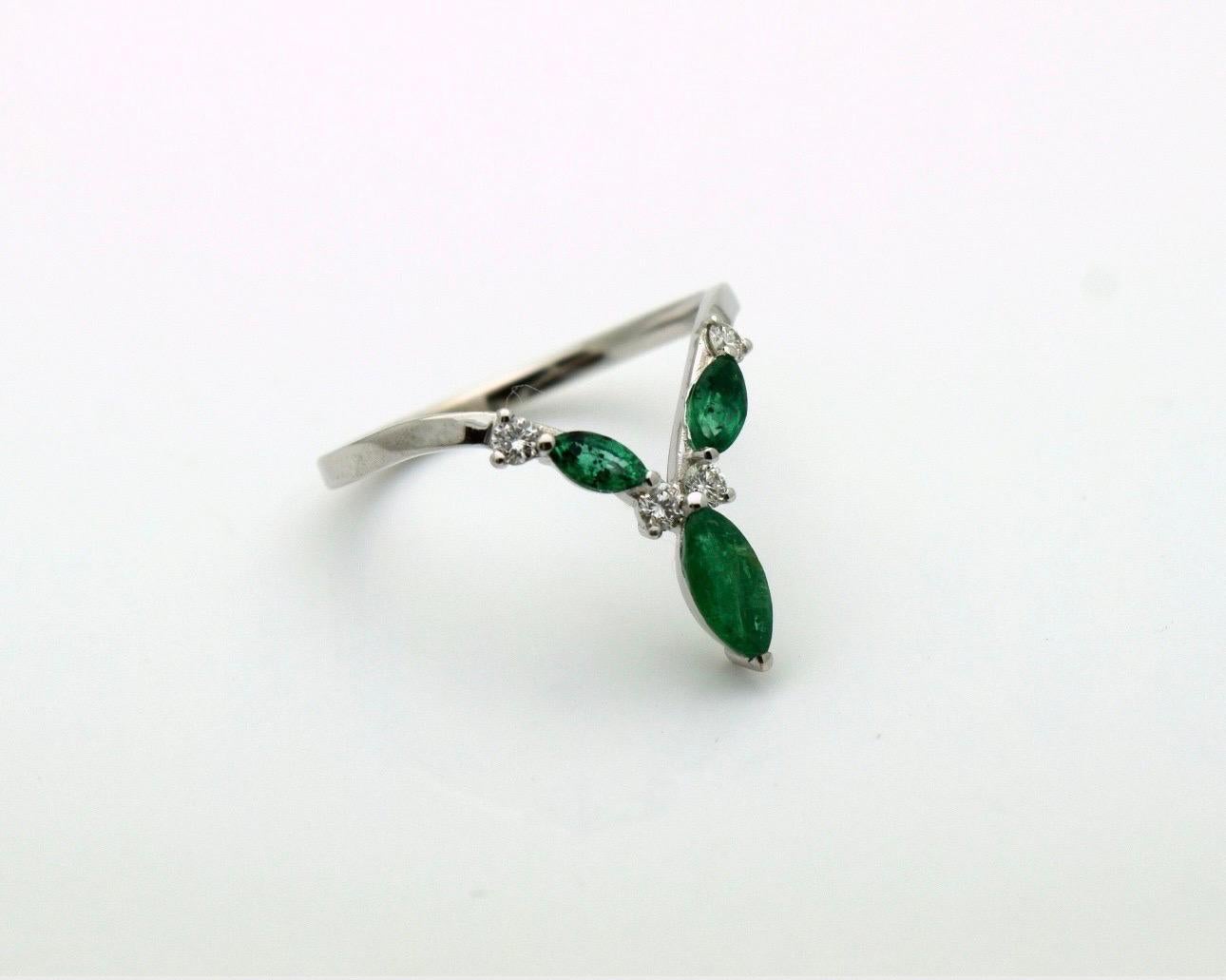 Magnifique bague en V, superbe seule ou avec n'importe quelle bague de fiançailles, faite de diamants fins et d'émeraude fine en or blanc 18KT. 
Les diamants sont de pureté VS et de couleur F, les émeraudes sont de couleur vert bleuté colombien et