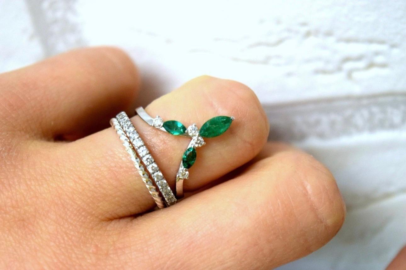 Taille Marquise Emerald V ring 18KT gold diamond ring wedding band V shape ring en vente