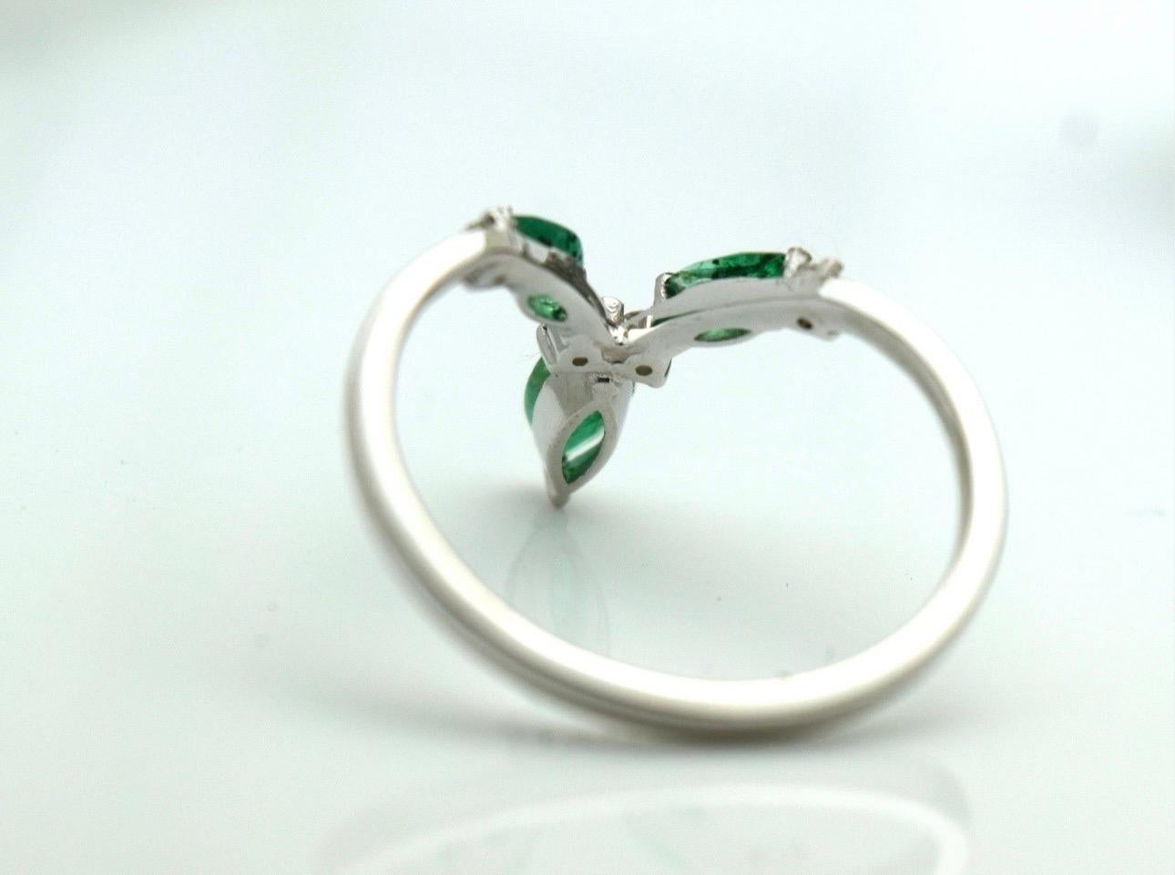 Emerald V ring 18KT gold diamond ring wedding band V shape ring Neuf - En vente à Boca Raton, FL