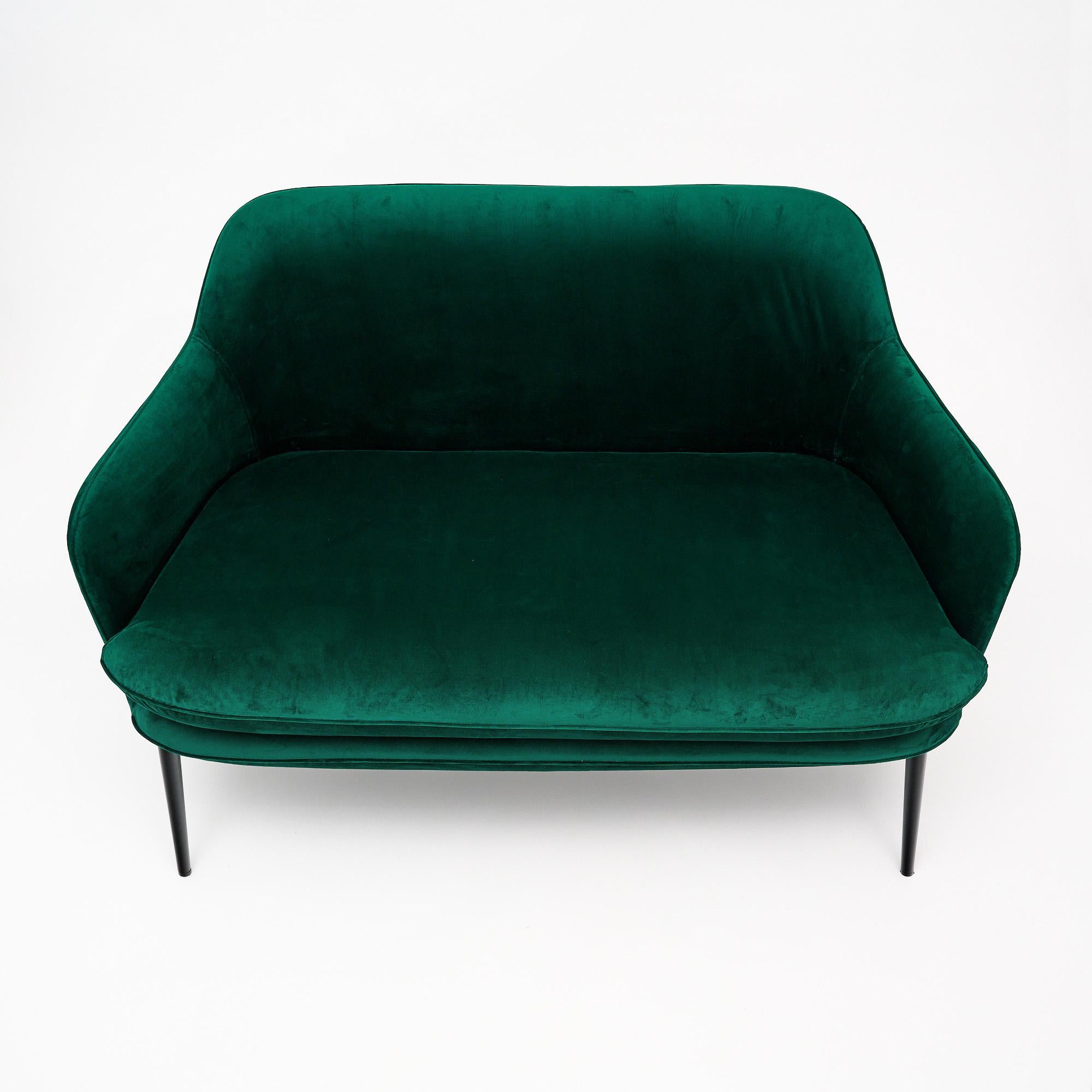 Emerald Velvet Settee by PolsPotten In Good Condition For Sale In Austin, TX