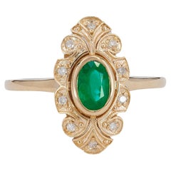 Emerald Vintage gold ring. 