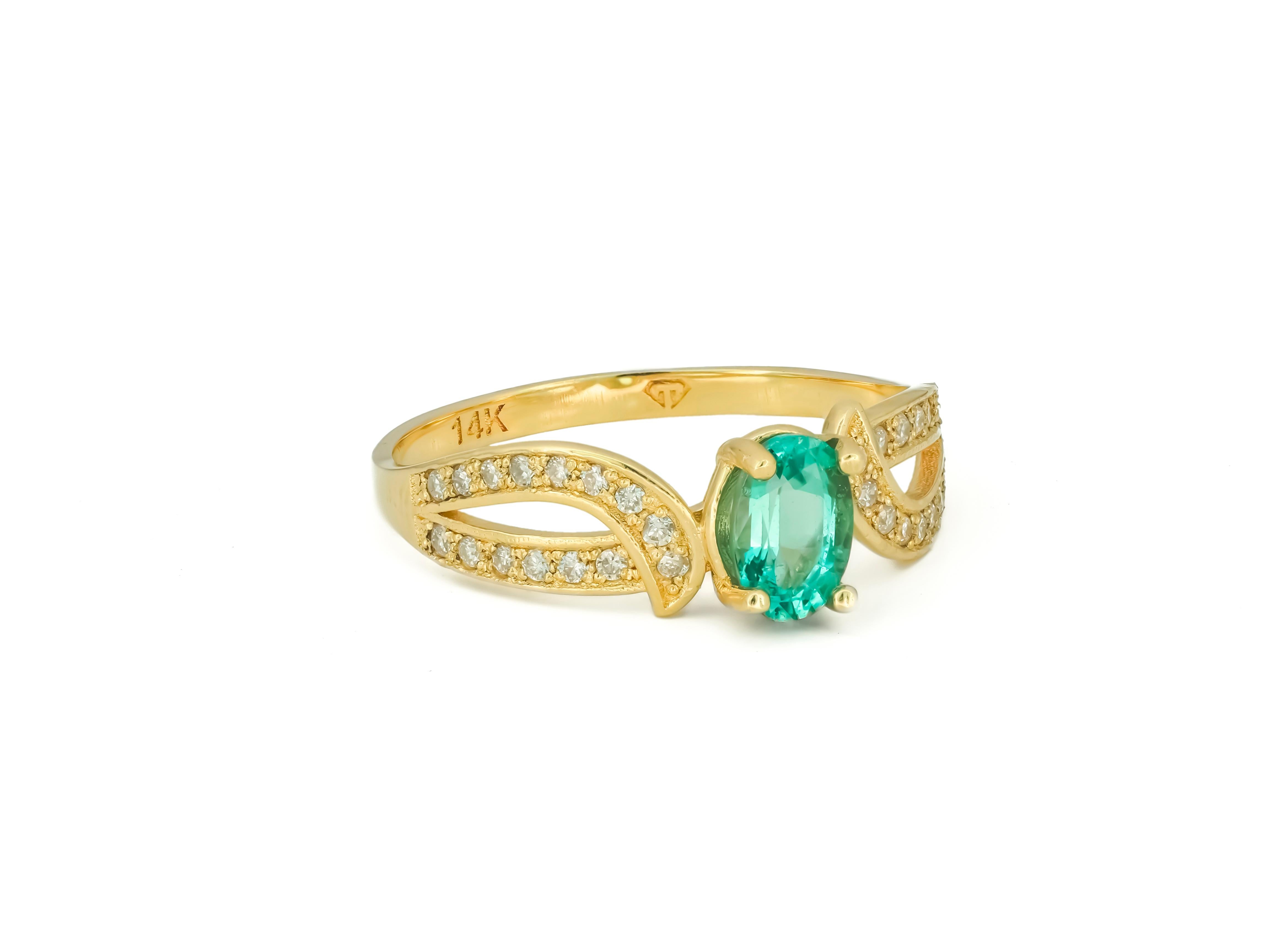 Taille ovale Bague vintage émeraude, bague en or 14 carats avec émeraude en vente