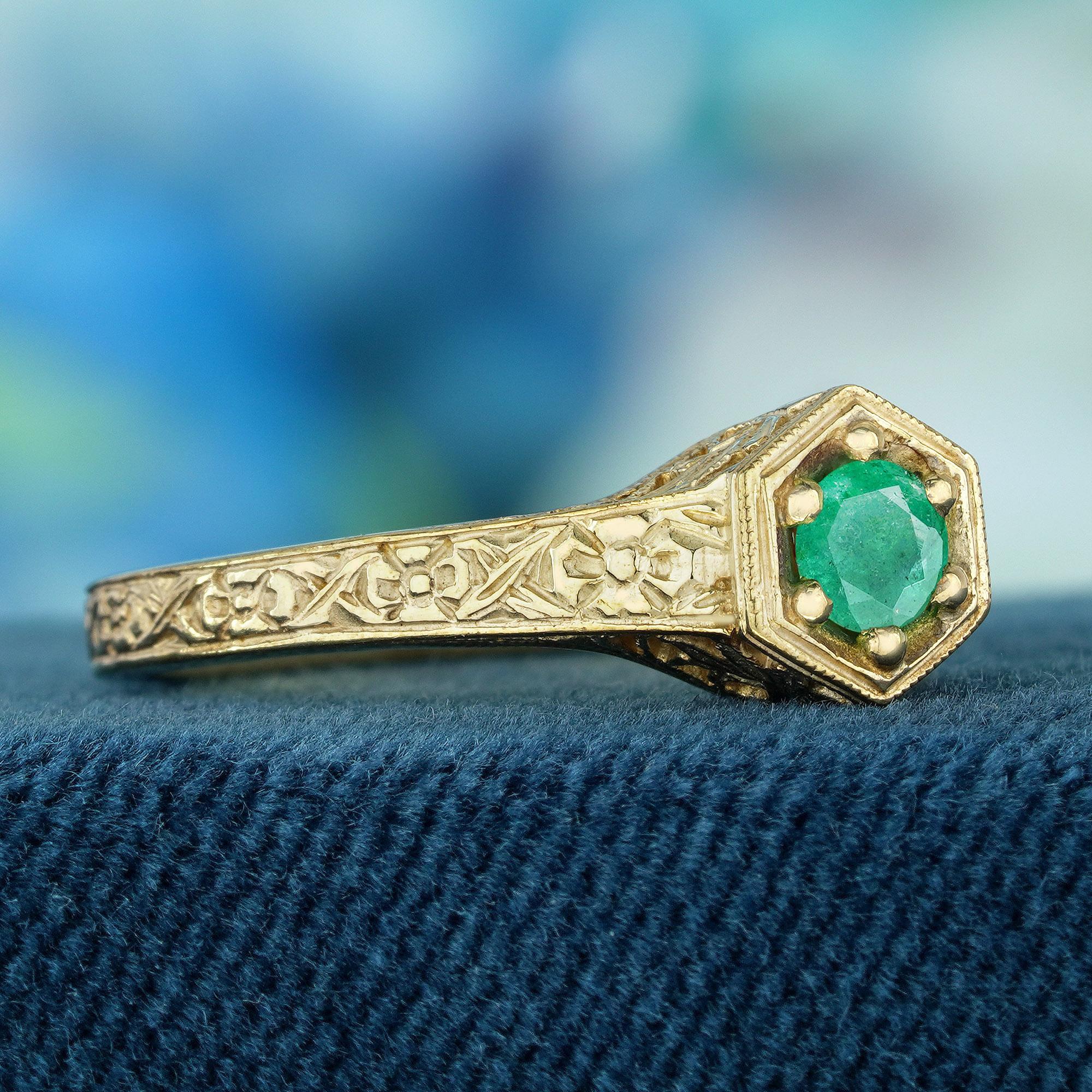 Emerald Vintage Style Carved Engagement Ring in 9K Yellow Gold (Edwardian) im Angebot