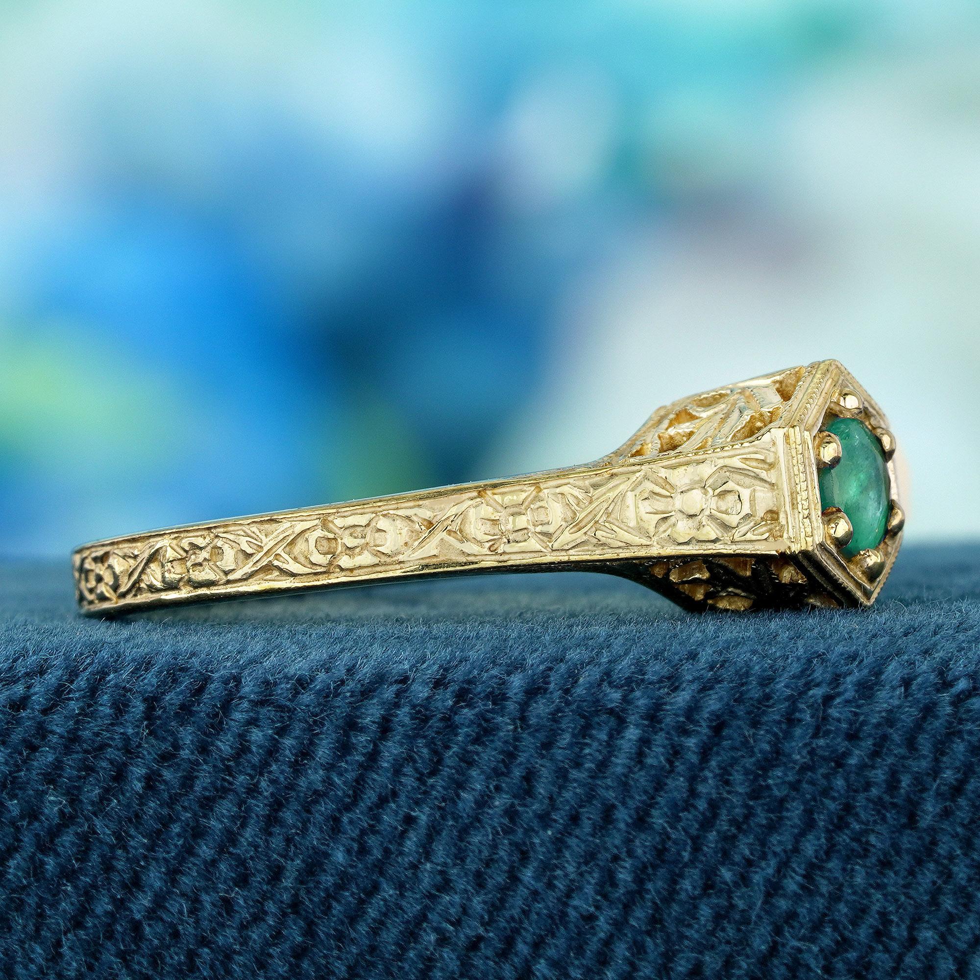 Emerald Vintage Style Carved Engagement Ring in 9K Yellow Gold (Rundschliff) im Angebot