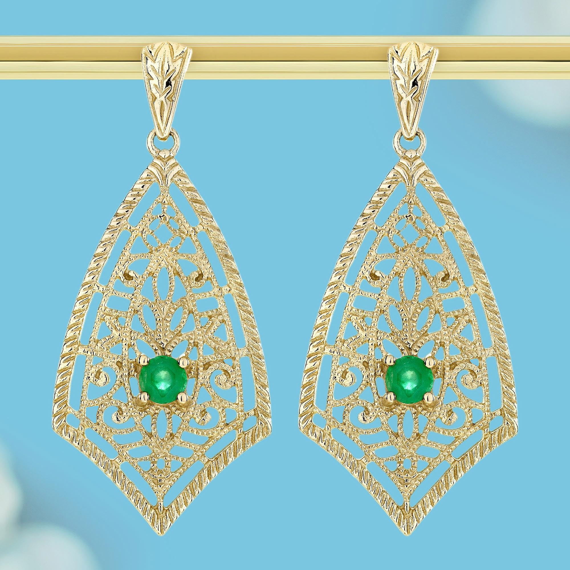 A Esmeraldas naturales impresionantes, que desprenden un profundo y rico tono verde. Engarzadas en intrincados diseños atemporales, las esmeraldas se complementan con delicados detalles en el engaste, añadiendo un elegante toque de encanto vintage.