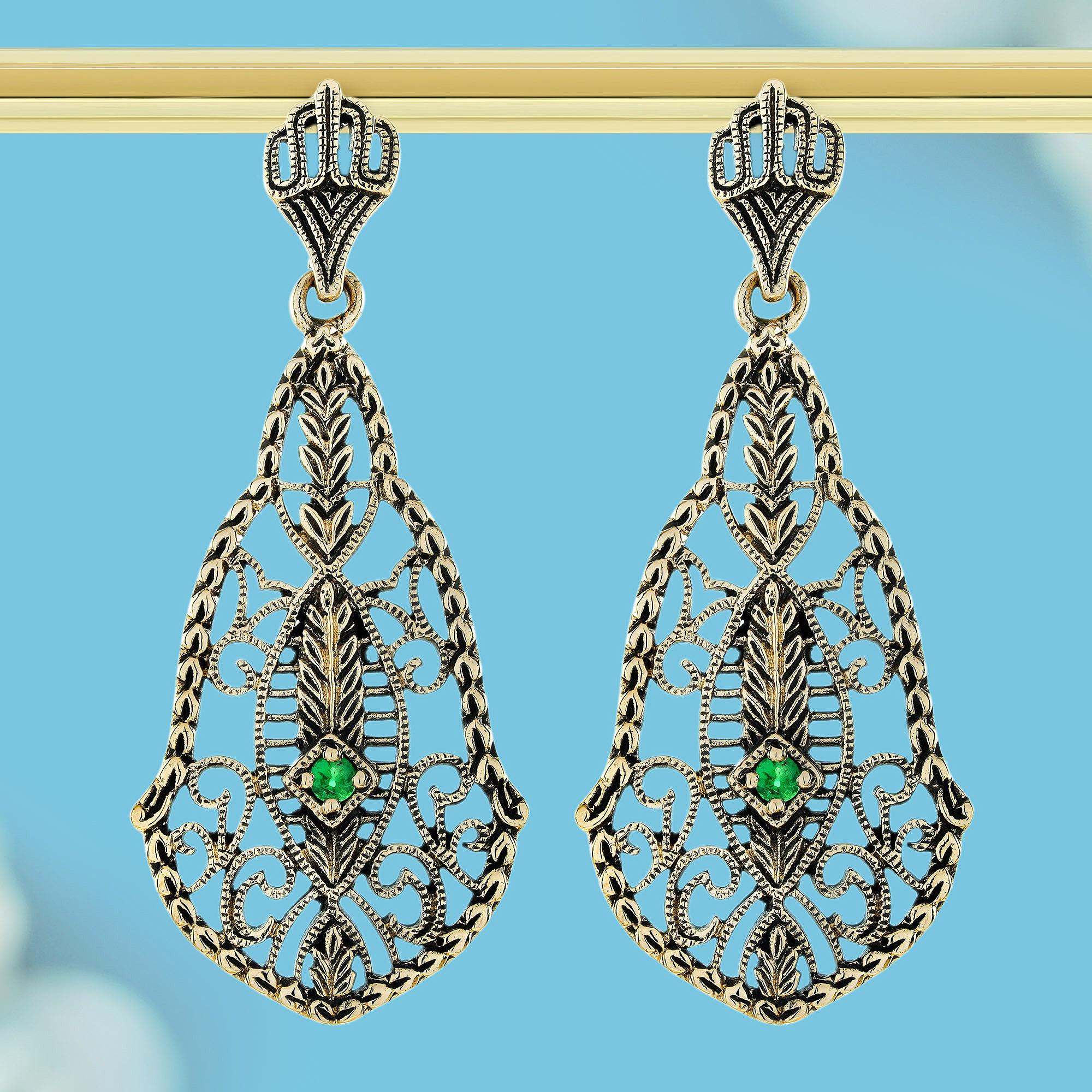Diese Ohrringe im Vintage-Stil bestehen aus natürlichen Smaragden, die für ihren satten grünen Farbton geschätzt werden. Fachmännisch gefertigt mit filigranen Details für einen zeitlosen, antik inspirierten Look. Die filigranen Metallarbeiten