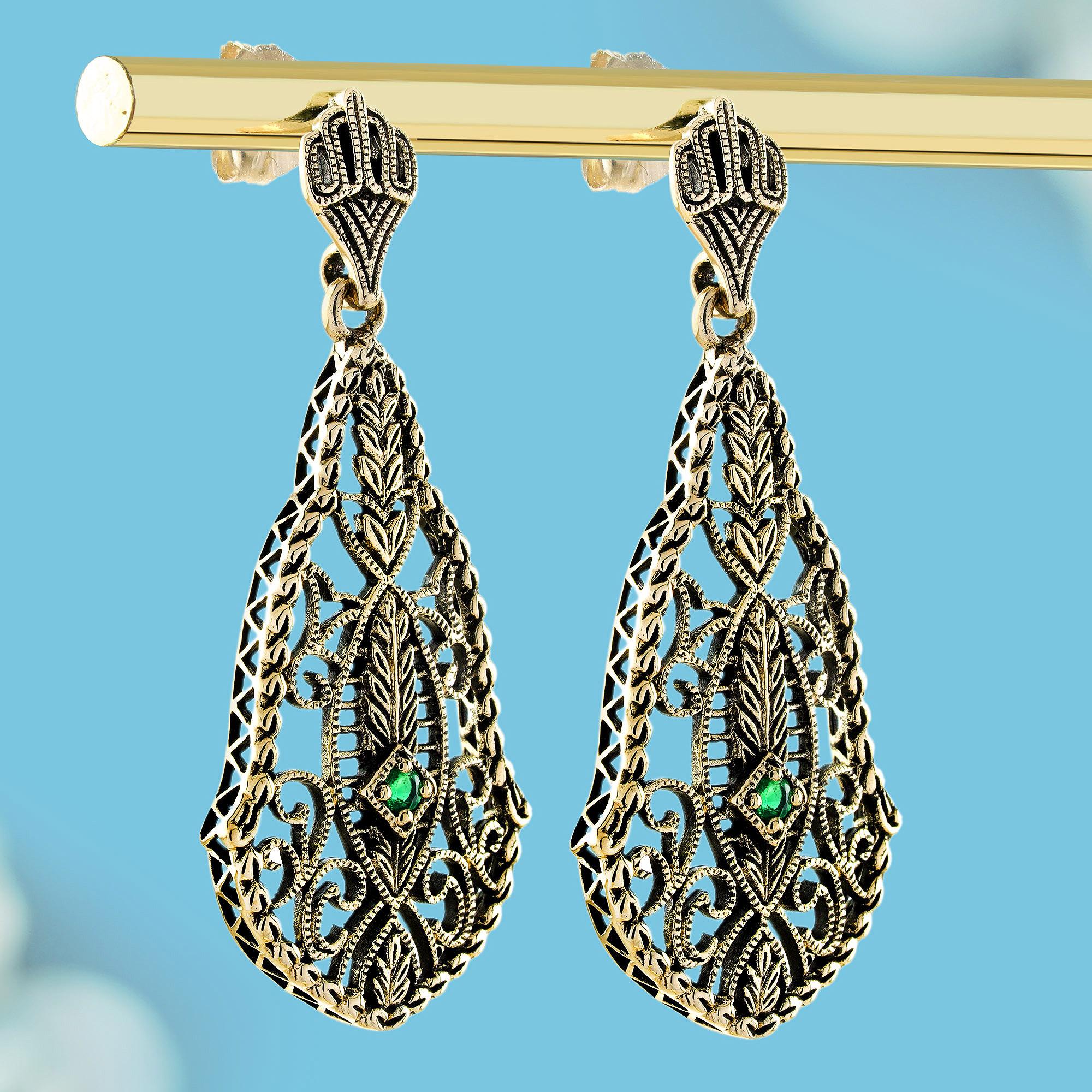 Filigrane Smaragd-Tropfen-Ohrringe im Vintage-Stil aus 9K Gelbgold (Edwardian) im Angebot