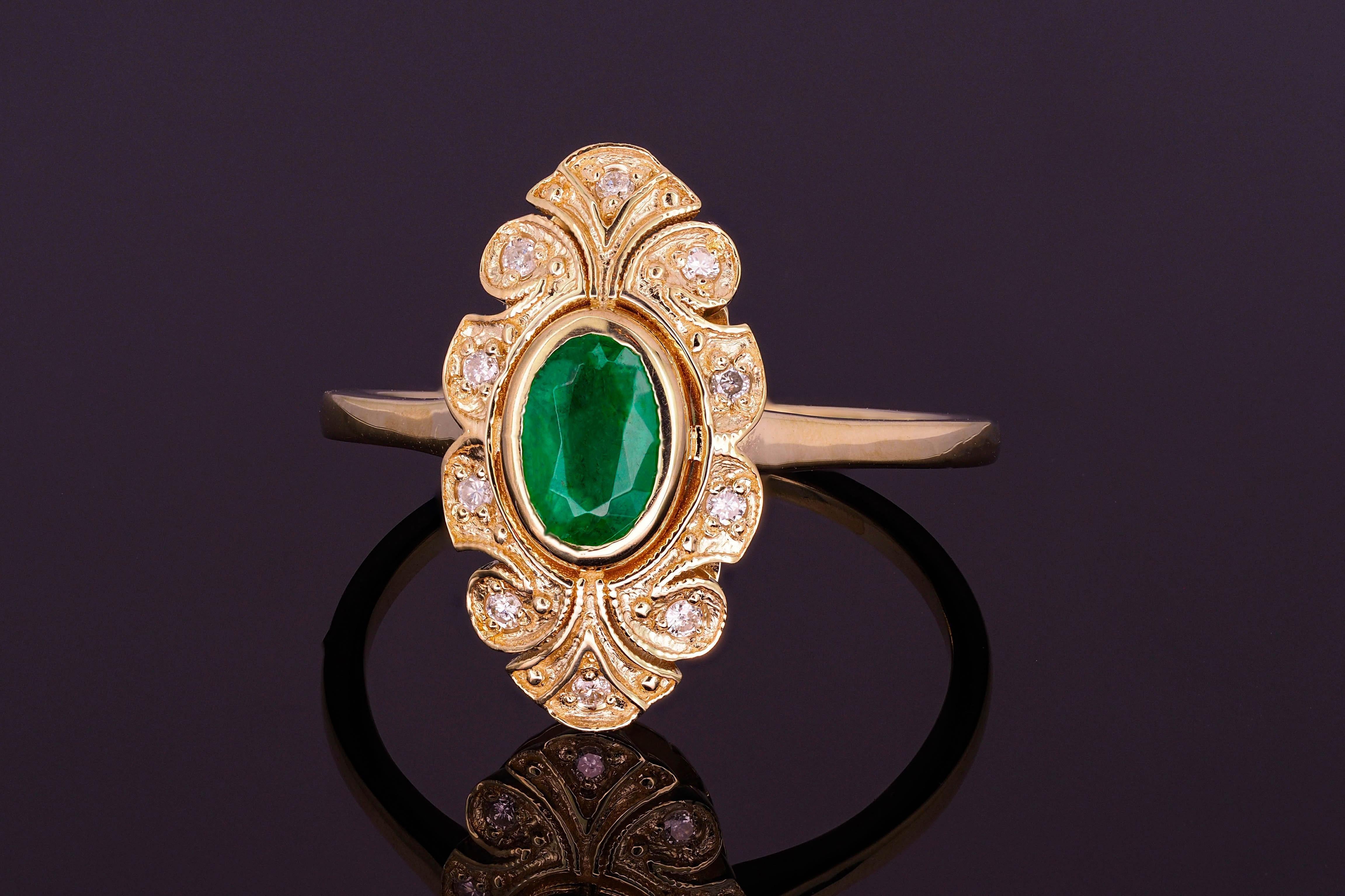 Women's Emerald Vintage style gold ring For Sale