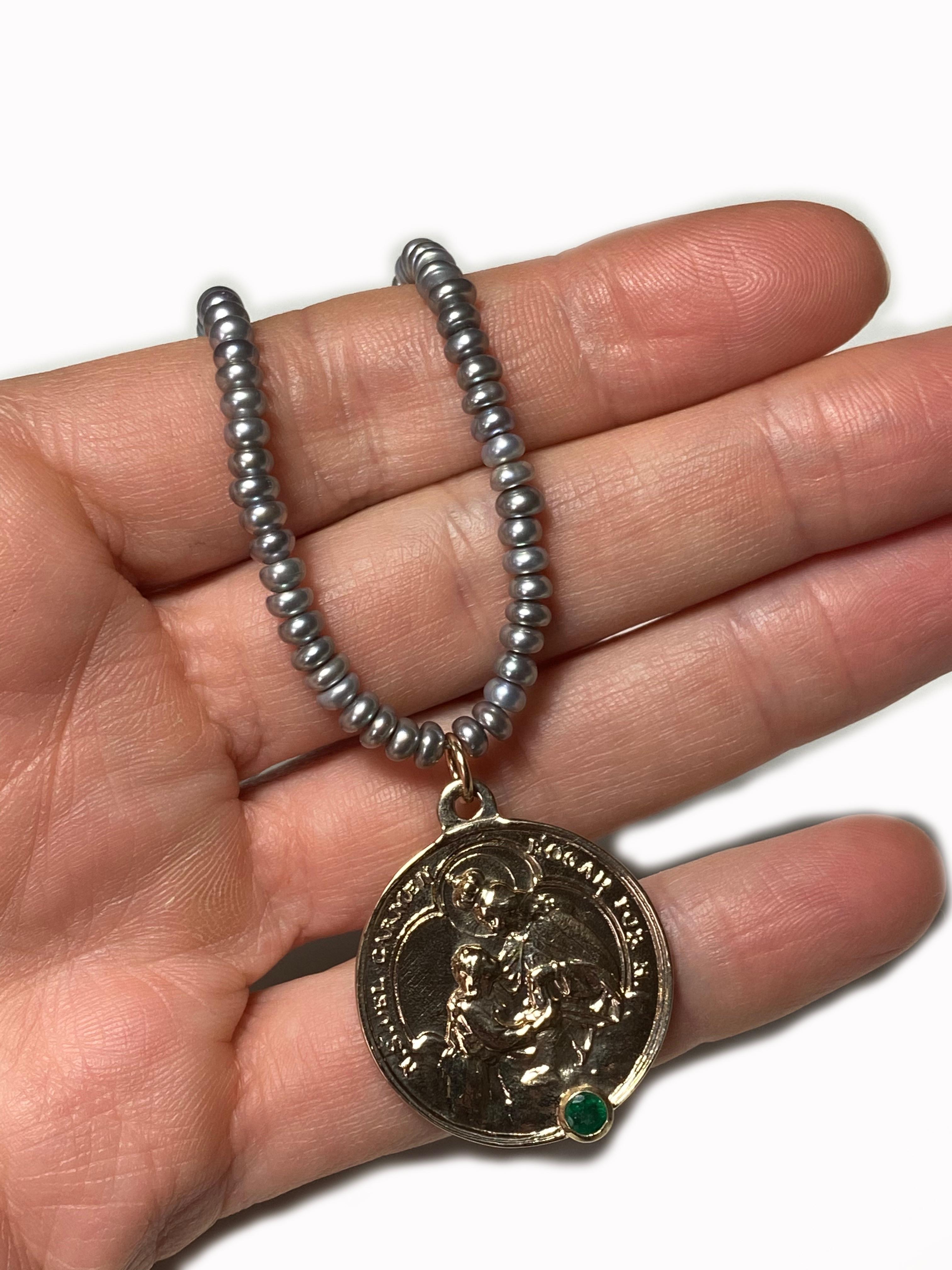 Smaragd Jungfrau Maria Bronze Grau Silber Süßwasser Perlenkette J DAUPHIN

Exklusives Stück mit einem Anhänger der Jungfrau Maria und einem Smaragd, der in einer Goldzacke auf einem Bronzeanhänger gefasst ist. Die Perlenkette ist 18' lang, kann aber
