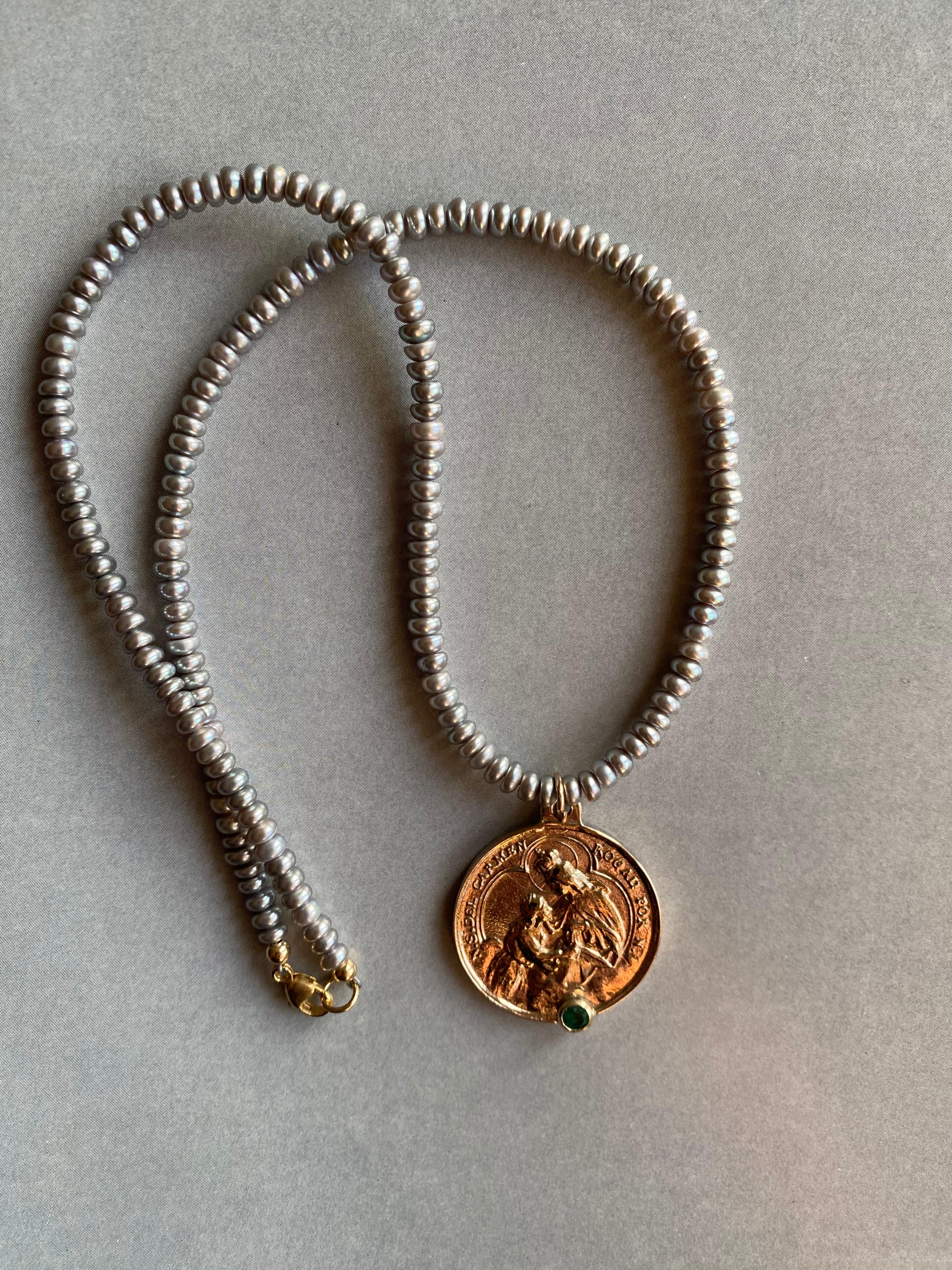 Smaragd Jungfrau Maria Bronze Grau Silber Süße Wasserperlen Perlen Halskette J Dauphin (Zeitgenössisch) im Angebot