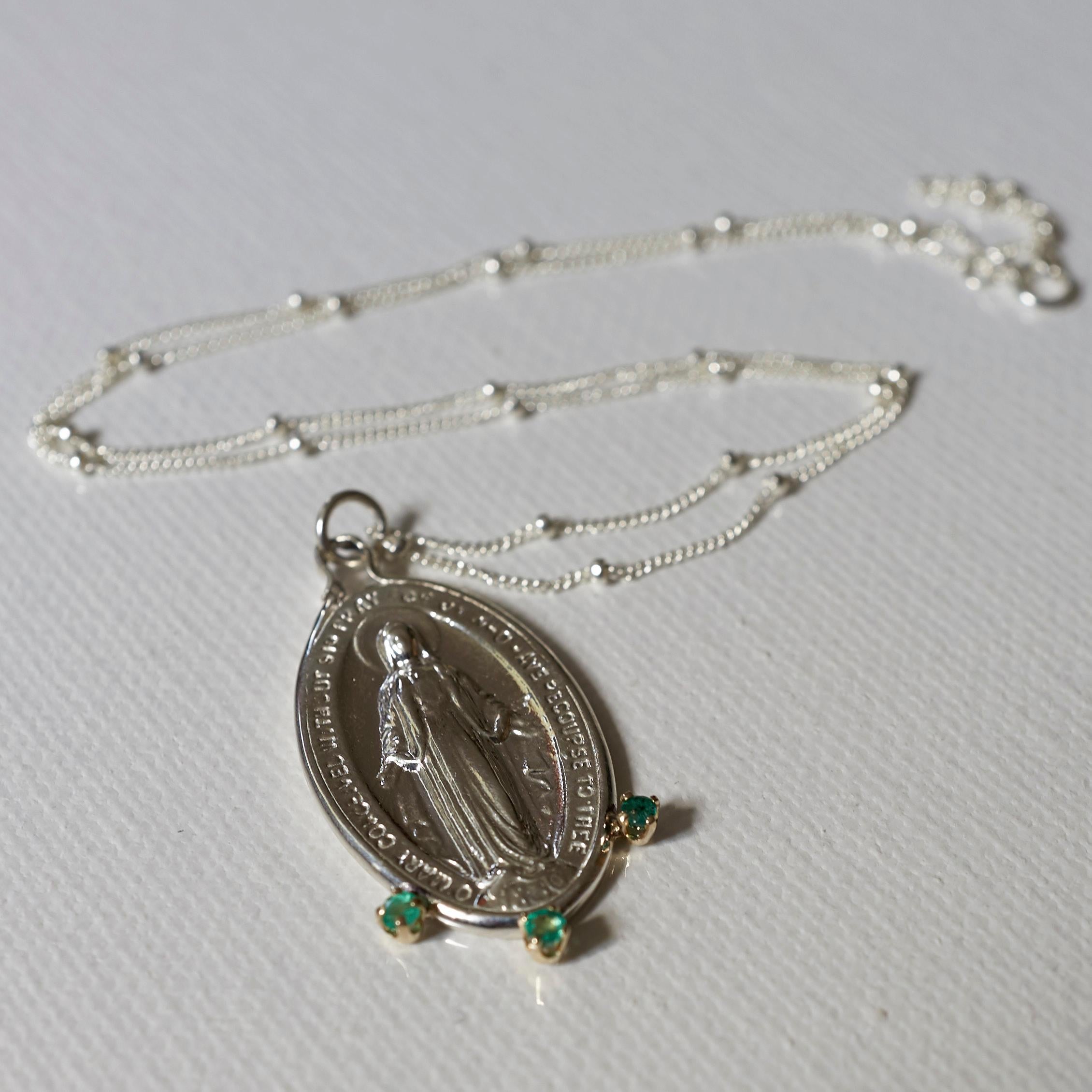 Emerald Virgin French Miraculous Medal Oval Coin Pendant Chain Necklace Silver In New Condition For Sale In Los Angeles, CA