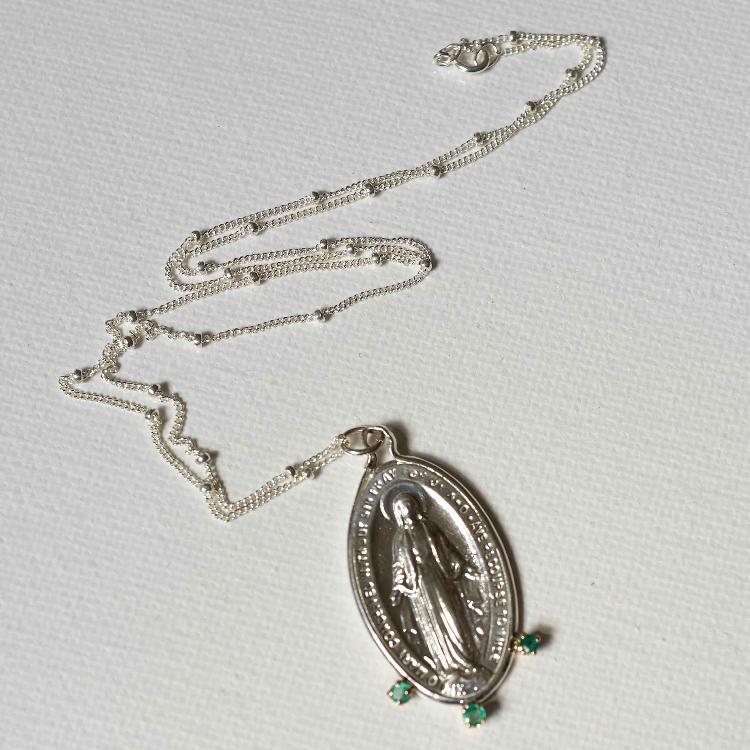 Emerald Virgin Mary Medal Oval Pendant Chain Necklace Silver French Miraculous In New Condition For Sale In Los Angeles, CA