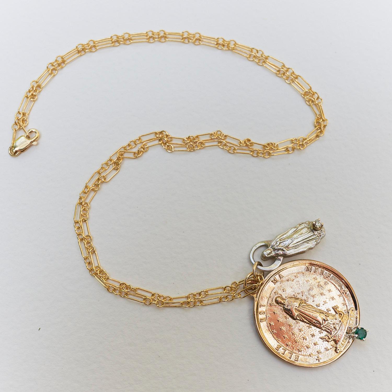 Victorien J Dauphin Collier long en argent et bronze avec émeraudes, diamants blancs et chaîne épaisse et médailles en vente